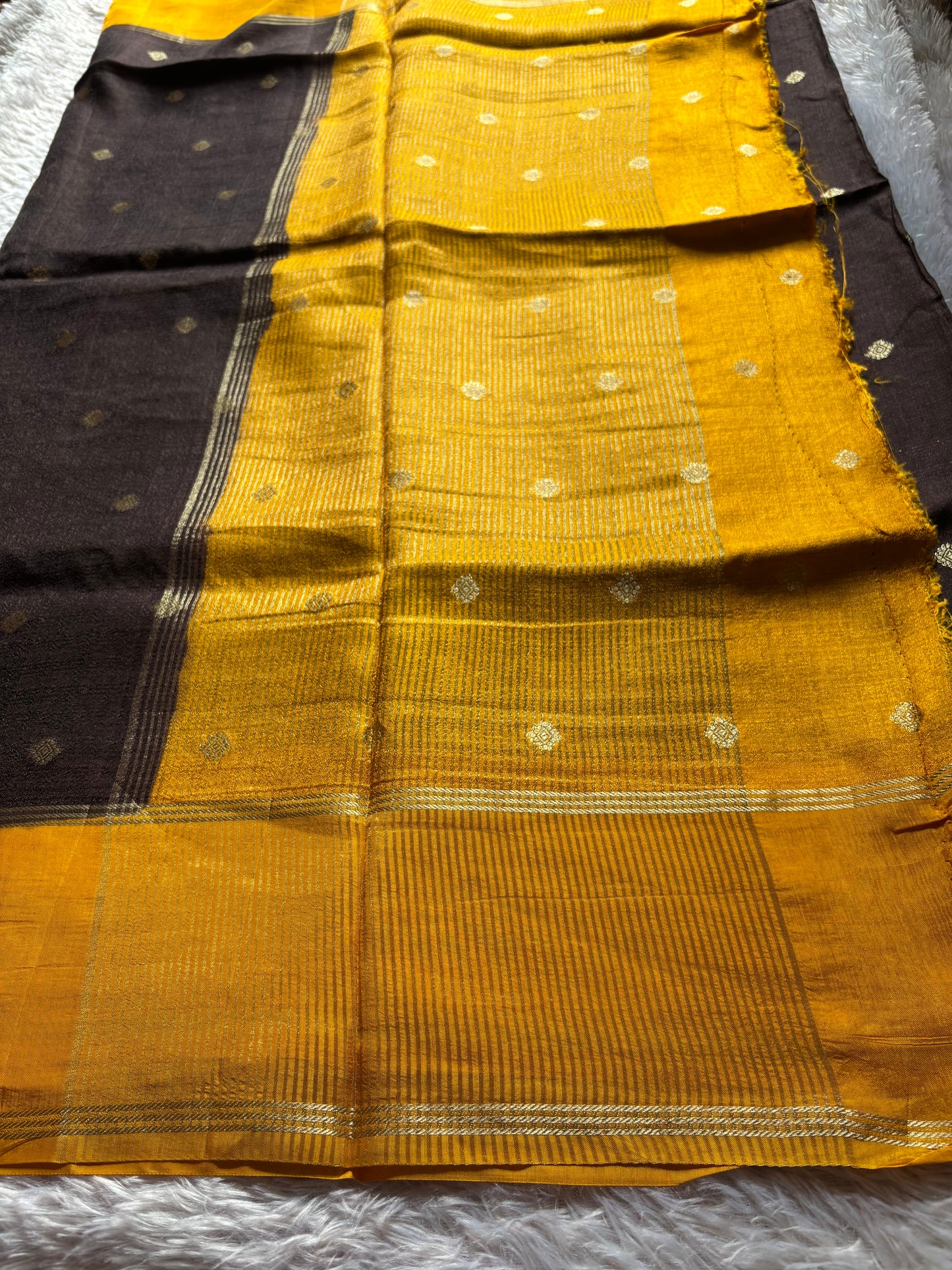 SS136 (2D) : Deep brown-golden yellow