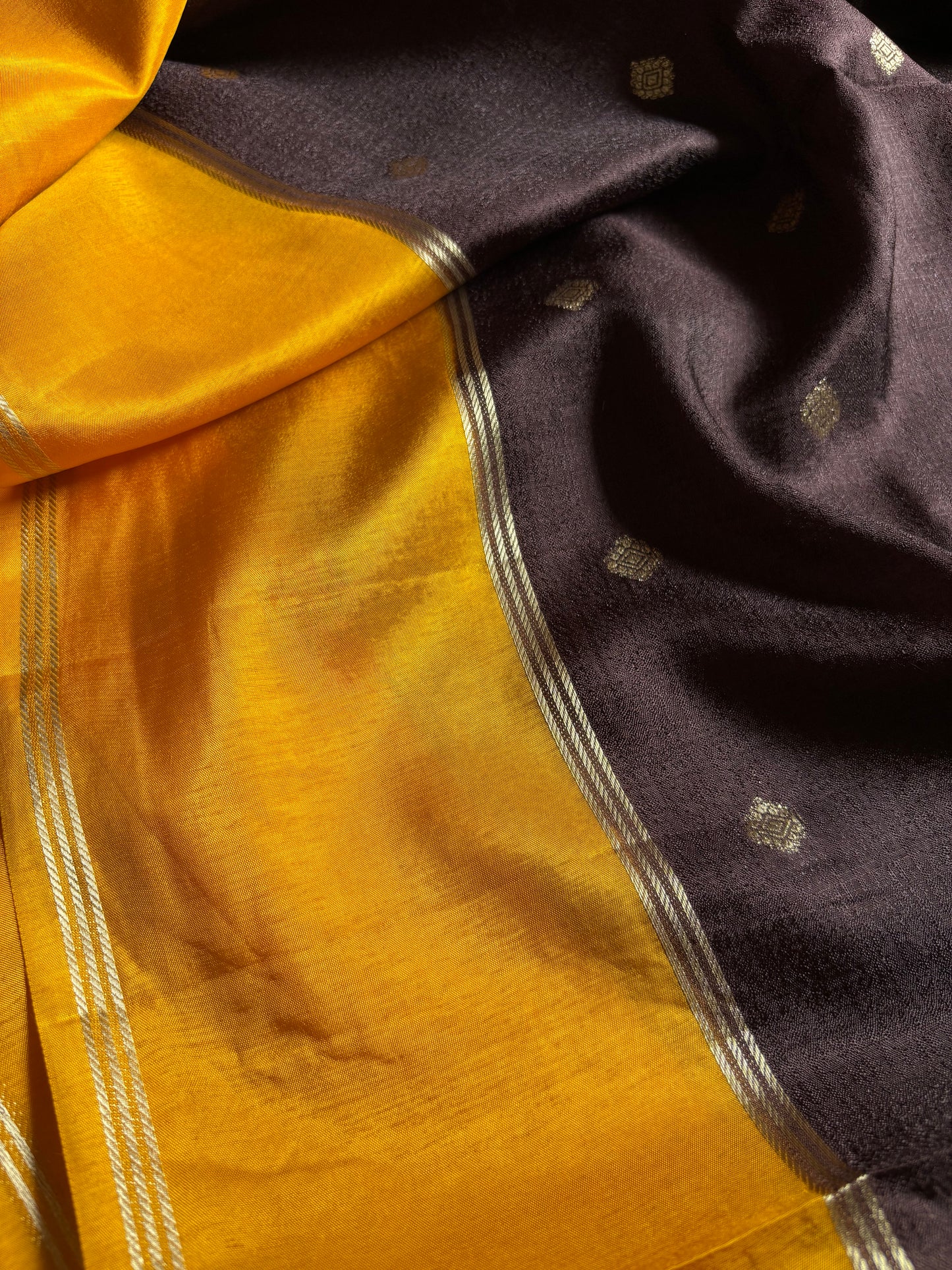 SS136 (2D) : Deep brown-golden yellow