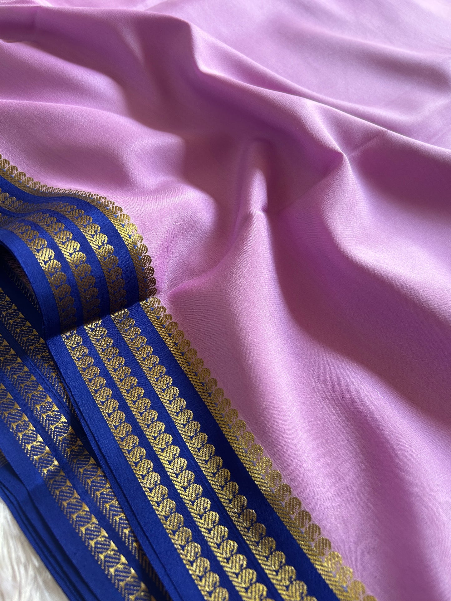 Aragini (2D) : Light lavender-navy blue