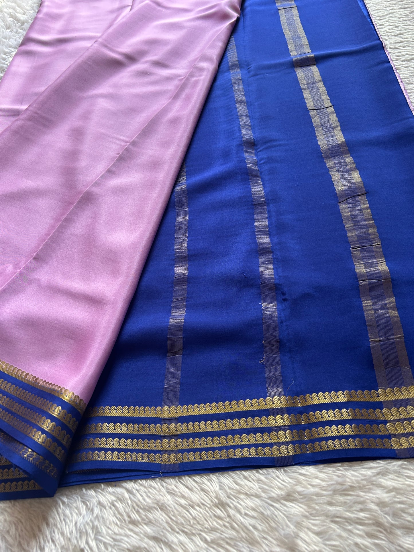 Aragini (2D) : Light lavender-navy blue