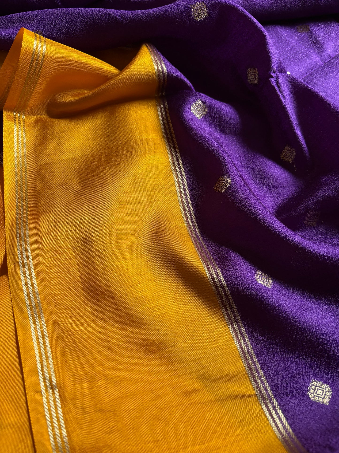 SS136 (2D) : Violet-golden yellow