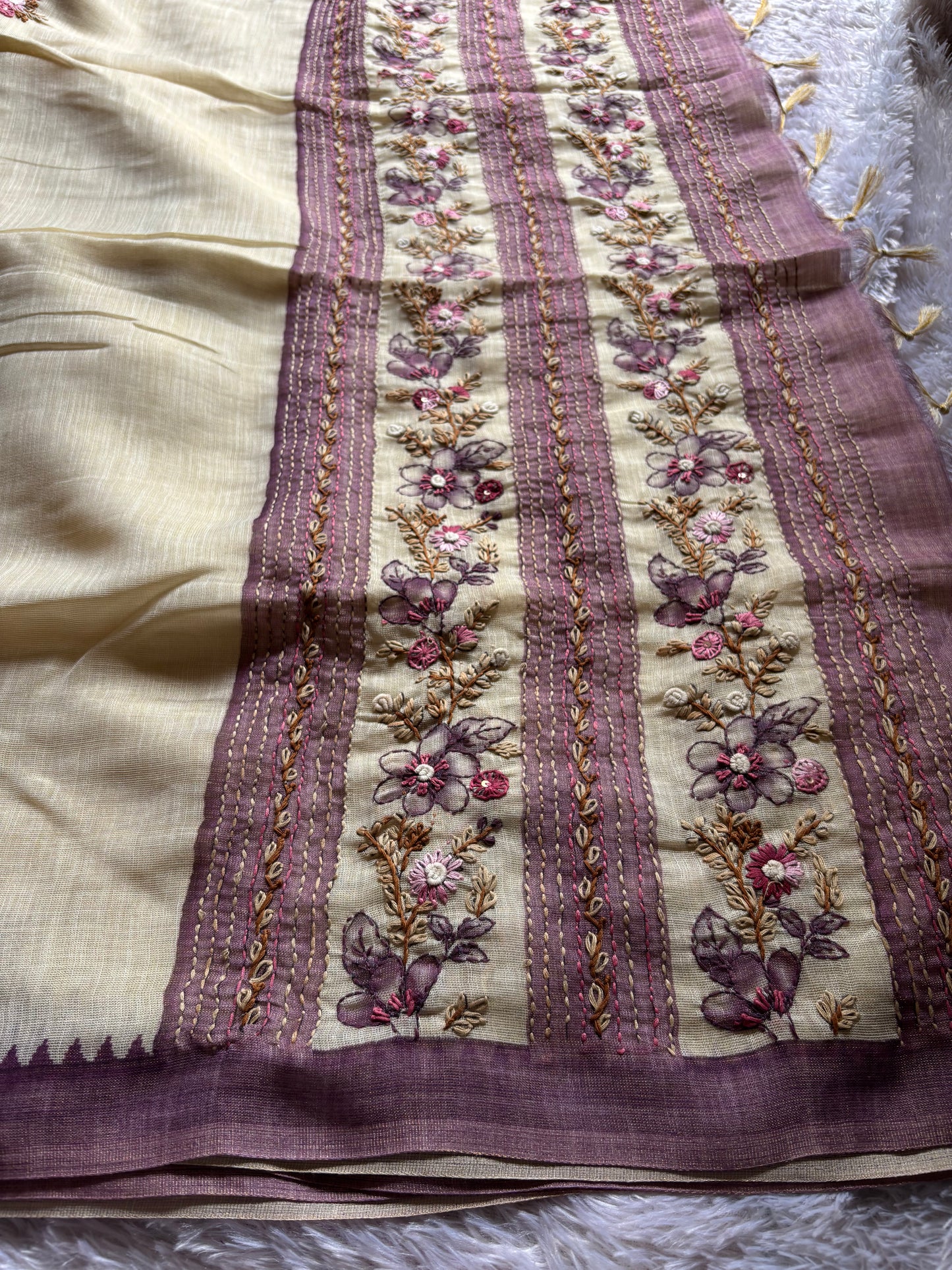 SS133 (2D) : Off white-lavender