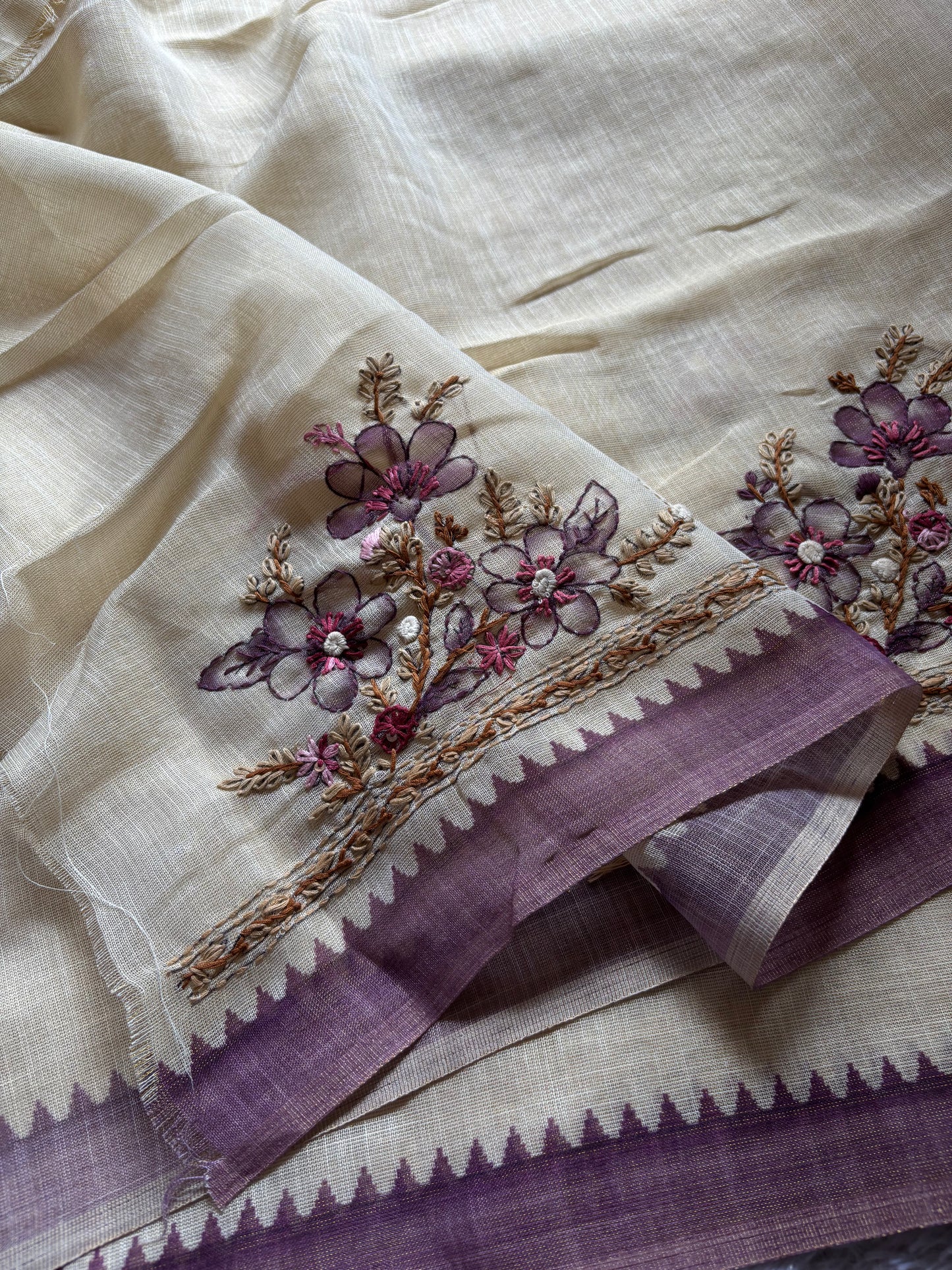 SS133 (2D) : Off white-lavender
