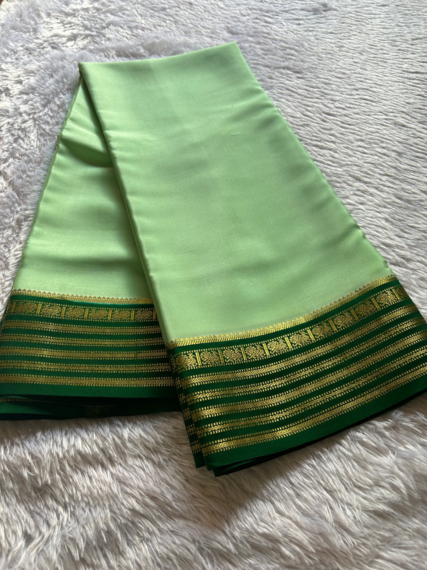 Soujanya (2D) : Pista green-bottle green