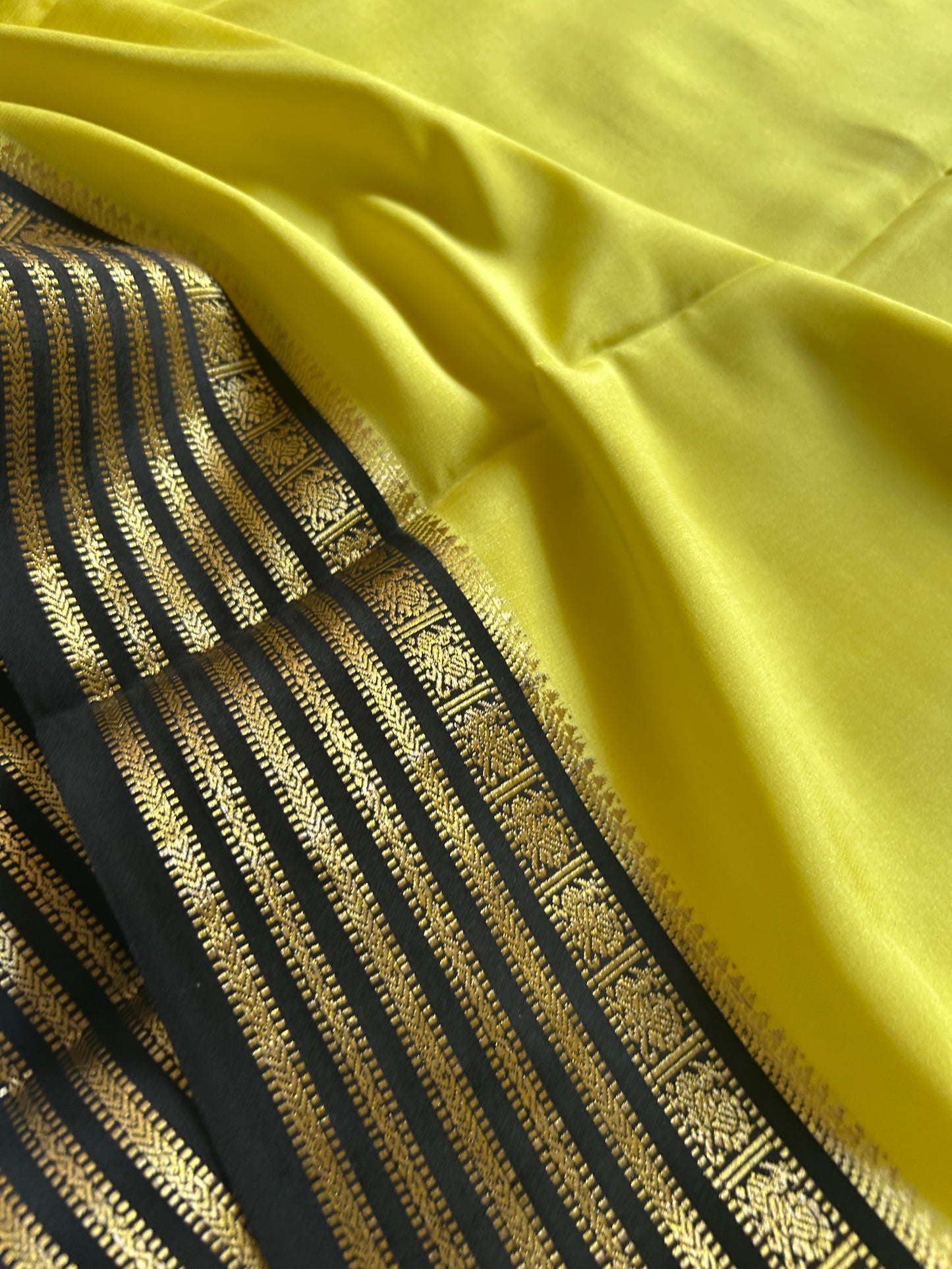 Soujanya (2D) : Lemon yellow-black