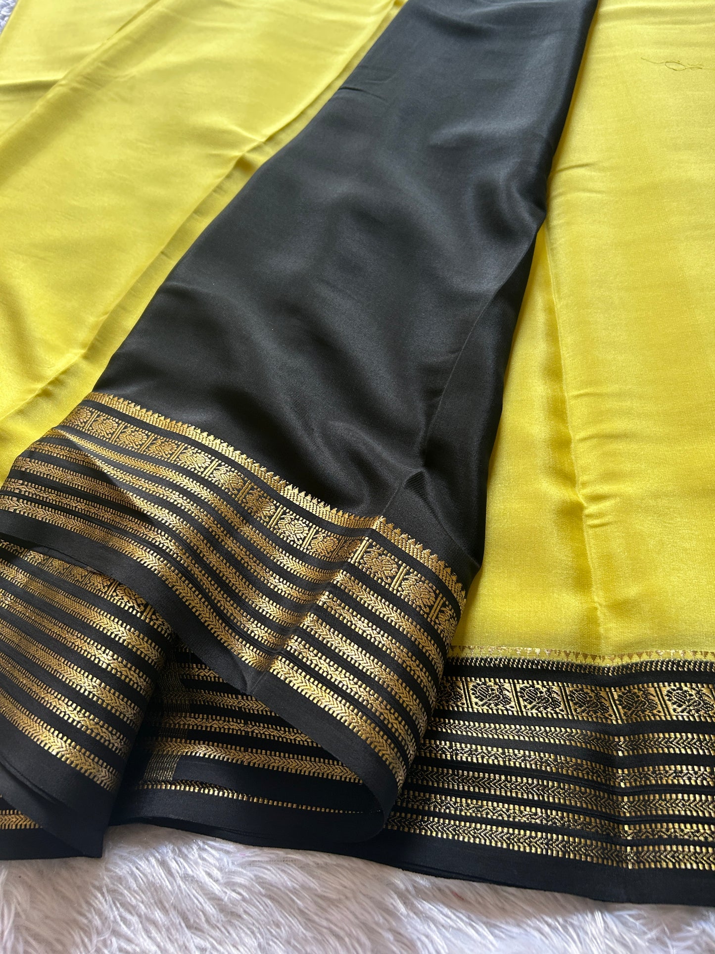 Soujanya (2D) : Lemon yellow-black