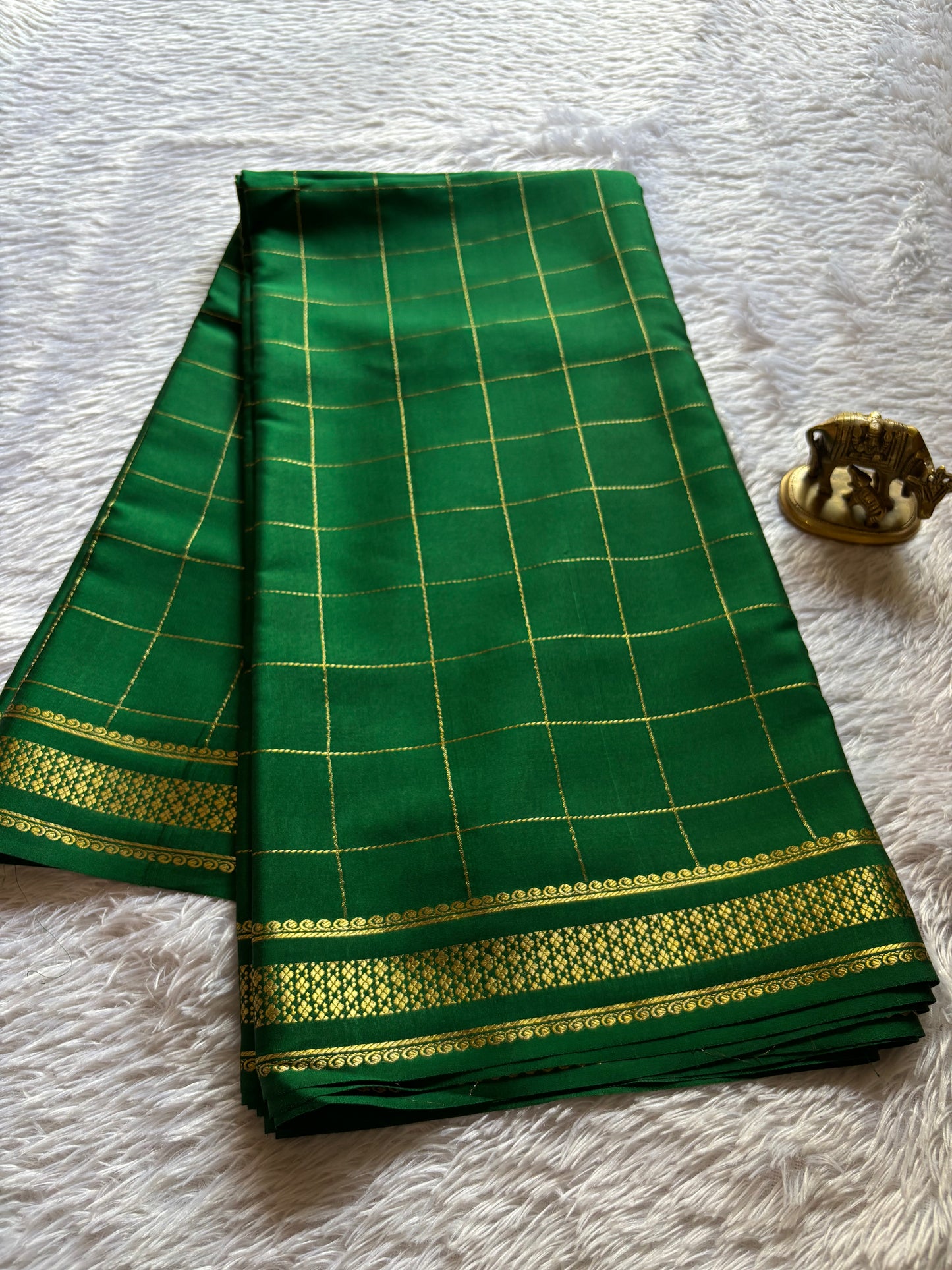 Madhavi : Solid Bottle green