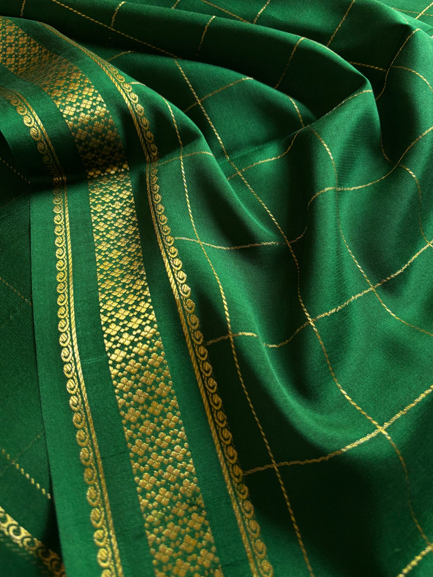 Madhavi : Solid Bottle green