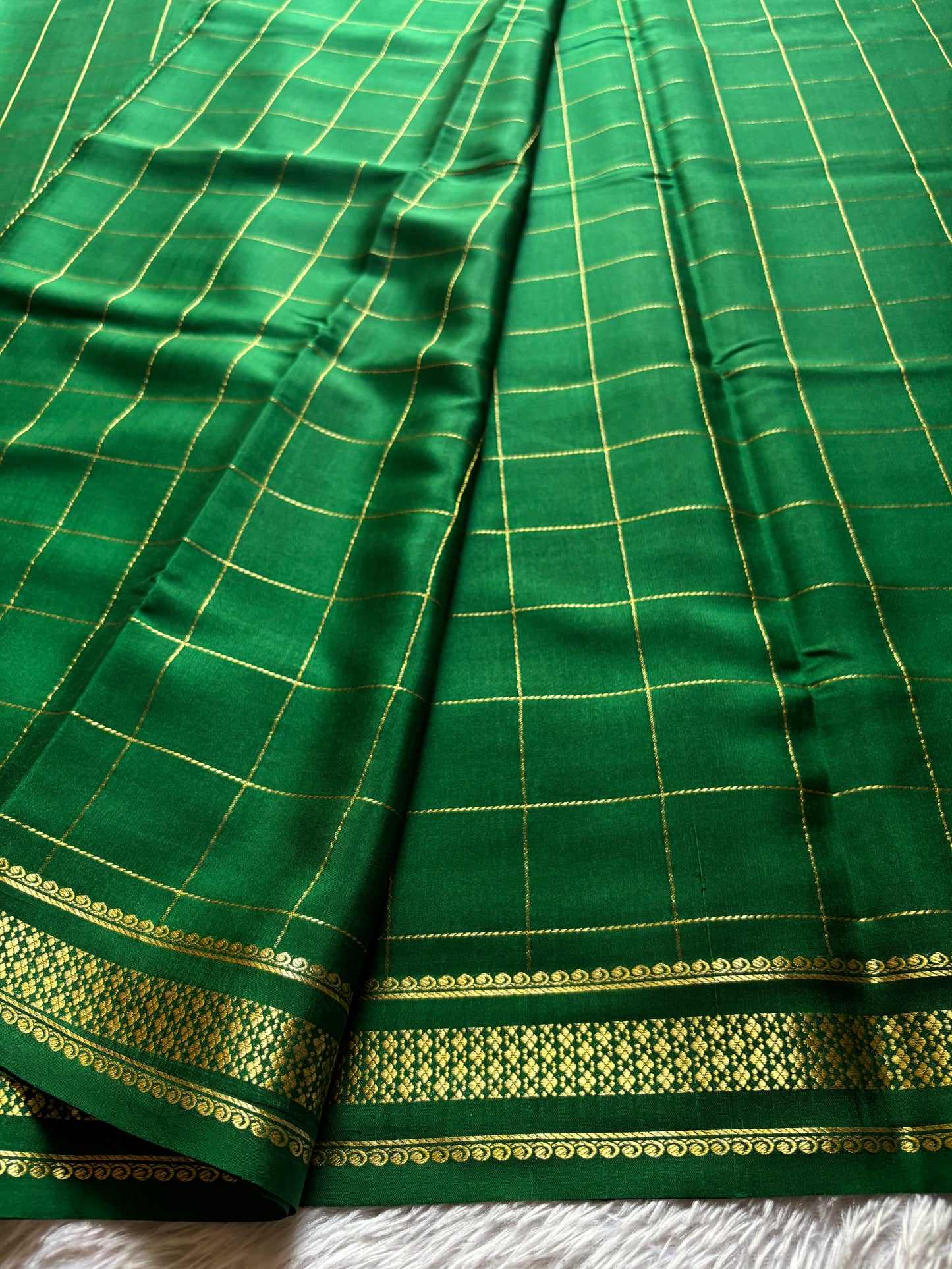 Madhavi : Solid Bottle green