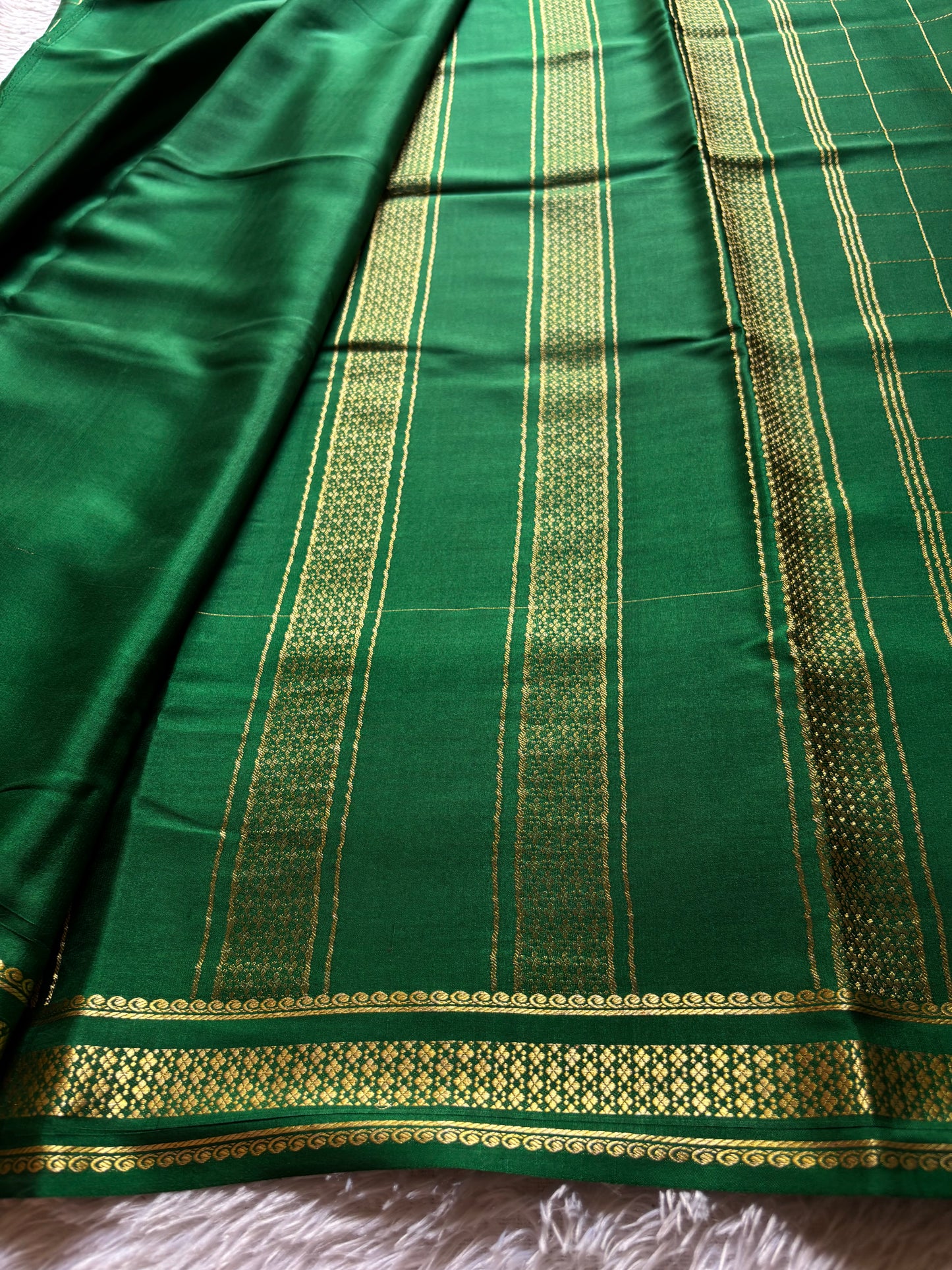 Madhavi : Solid Bottle green