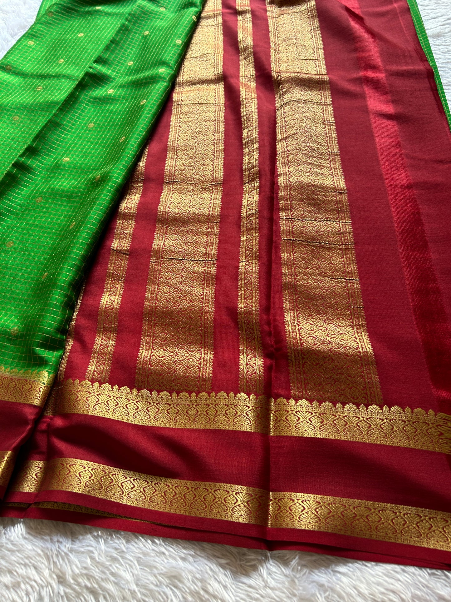 Nandini (2D) : Parrot green-red