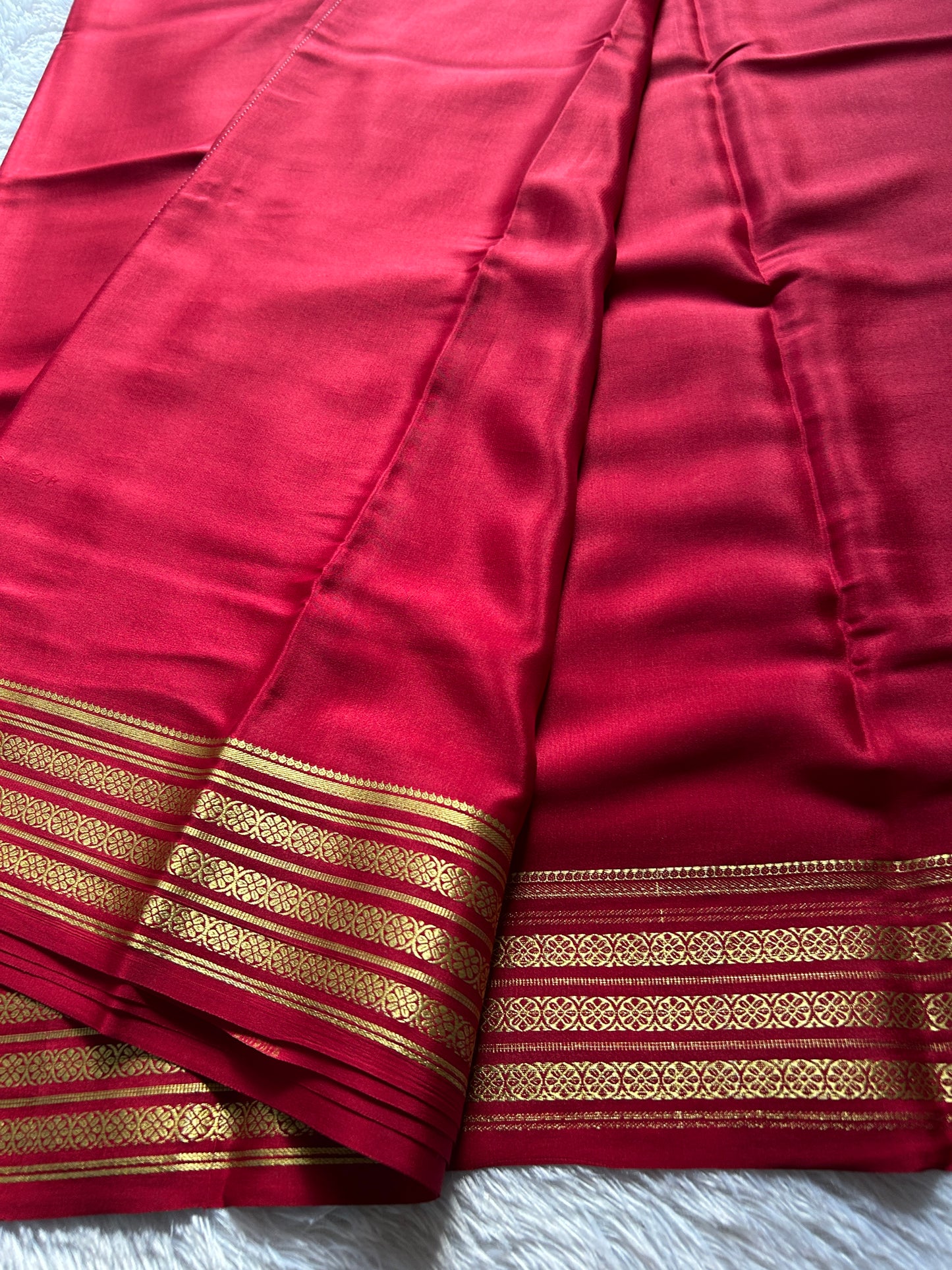 Pushpa : Solid red