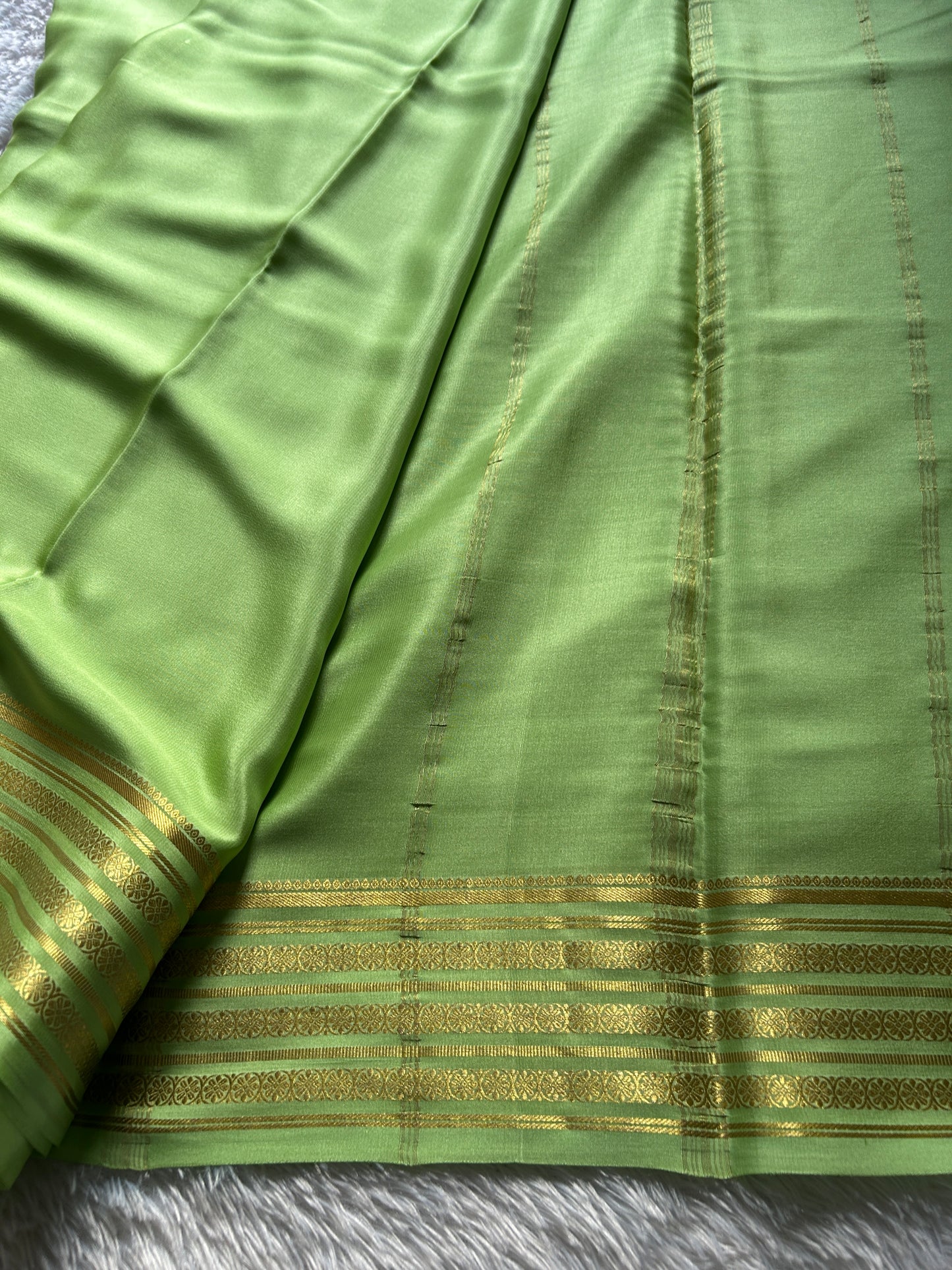 Pushpa : Solid pista green