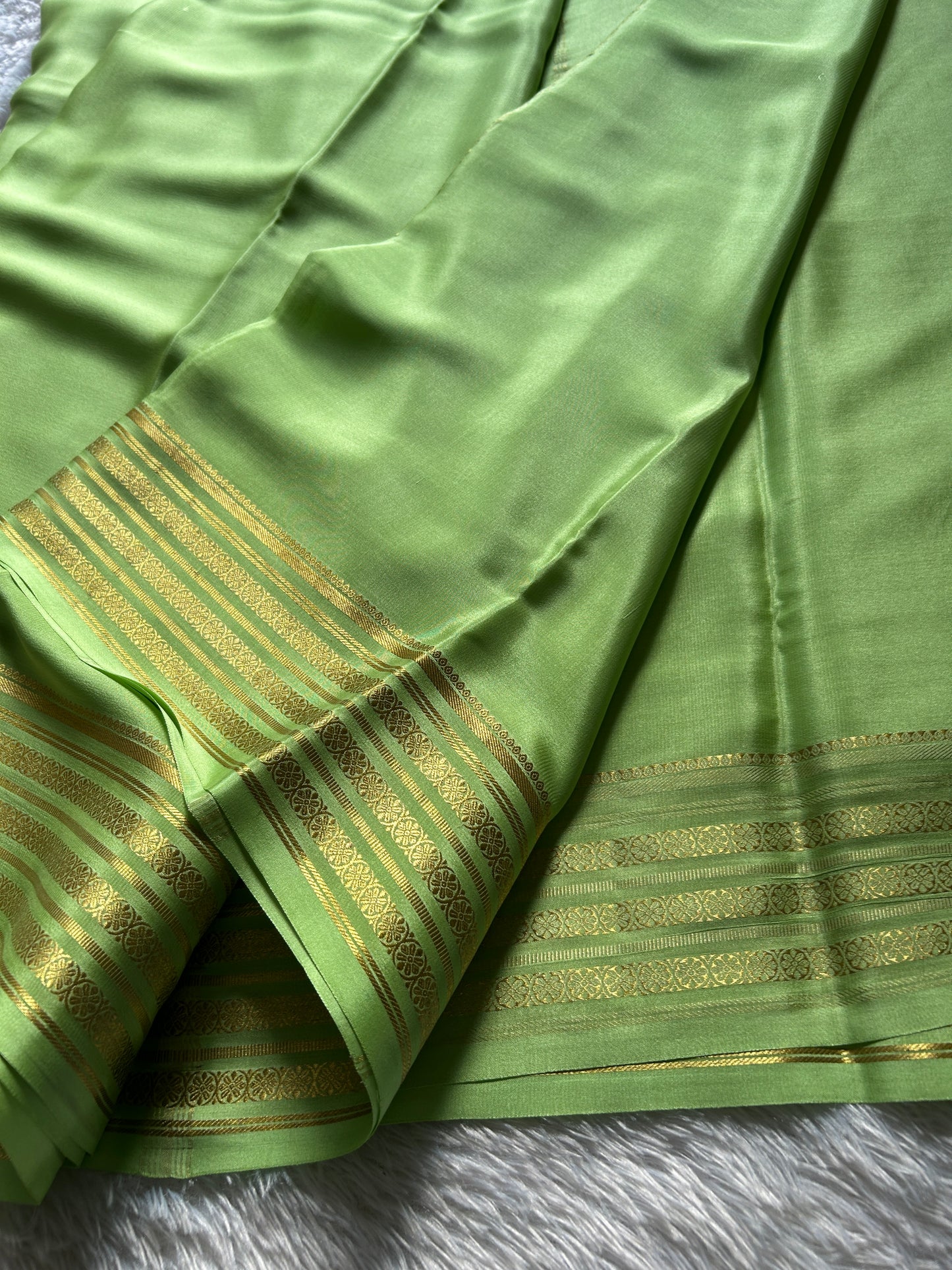 Pushpa : Solid pista green