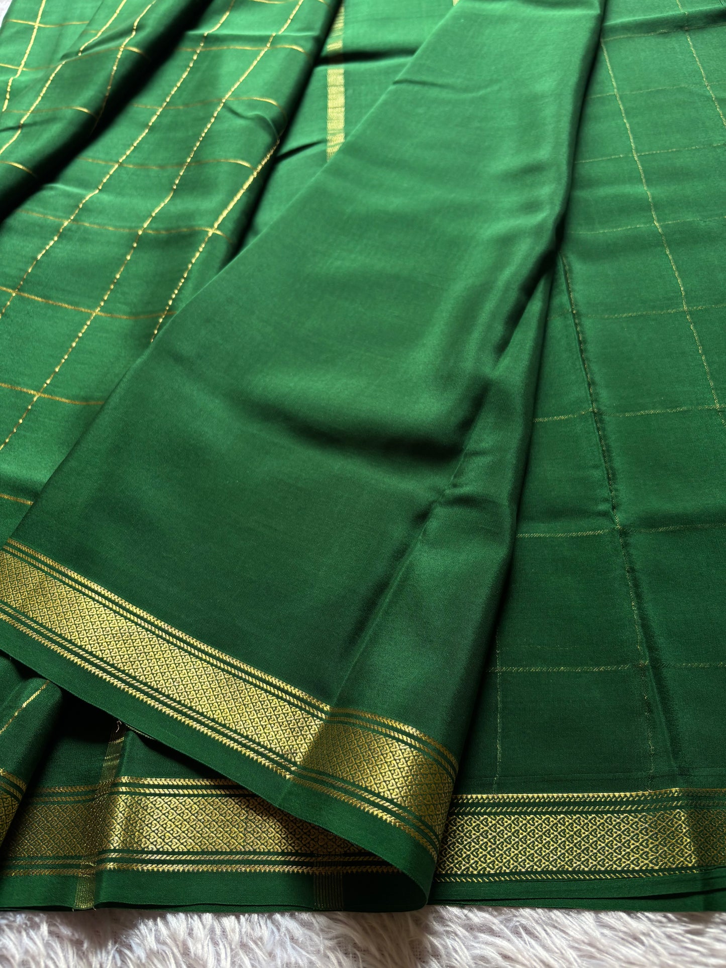 Apoorva : Solid Bottle green