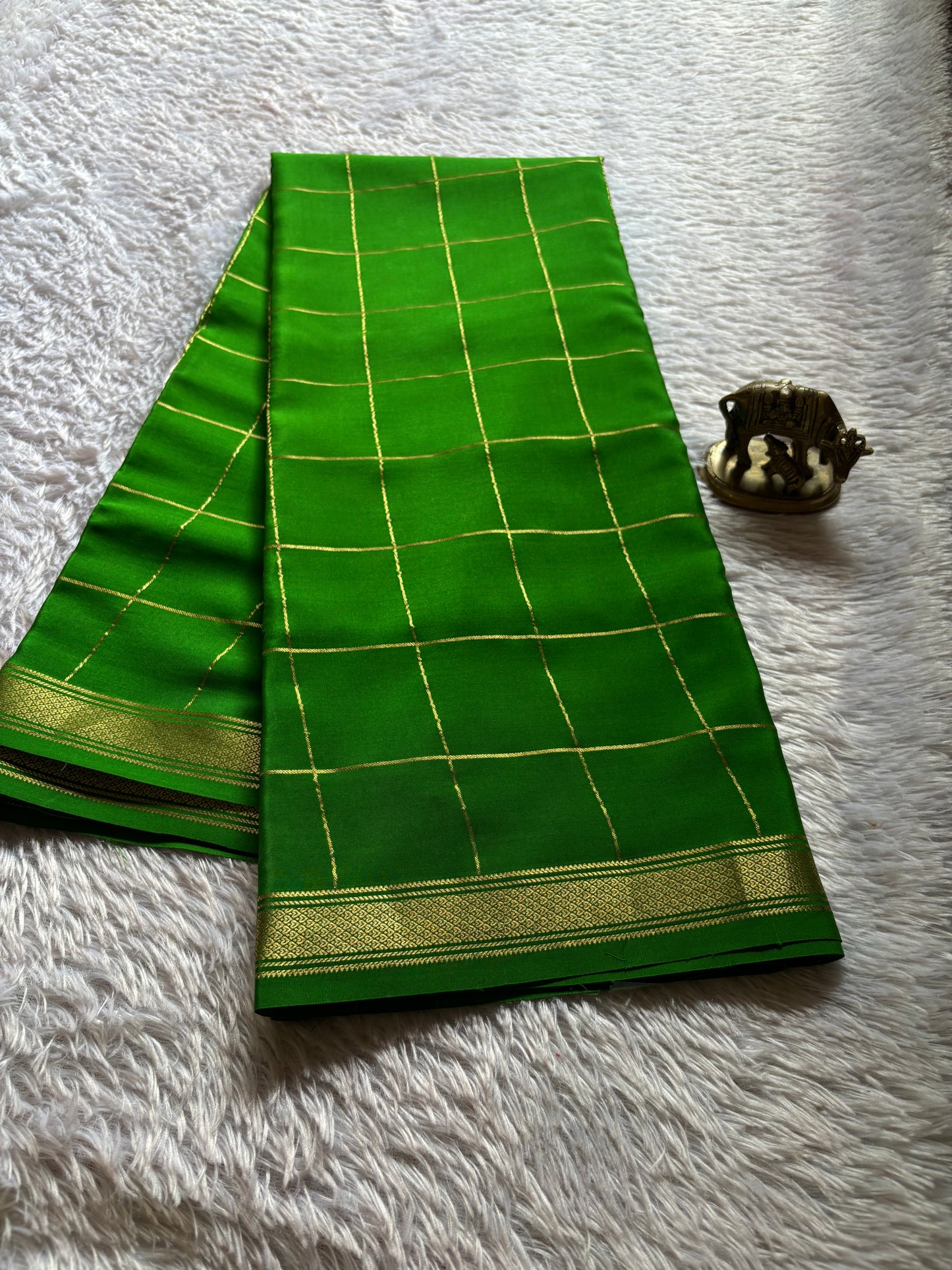 Apoorva : Solid Leaf green