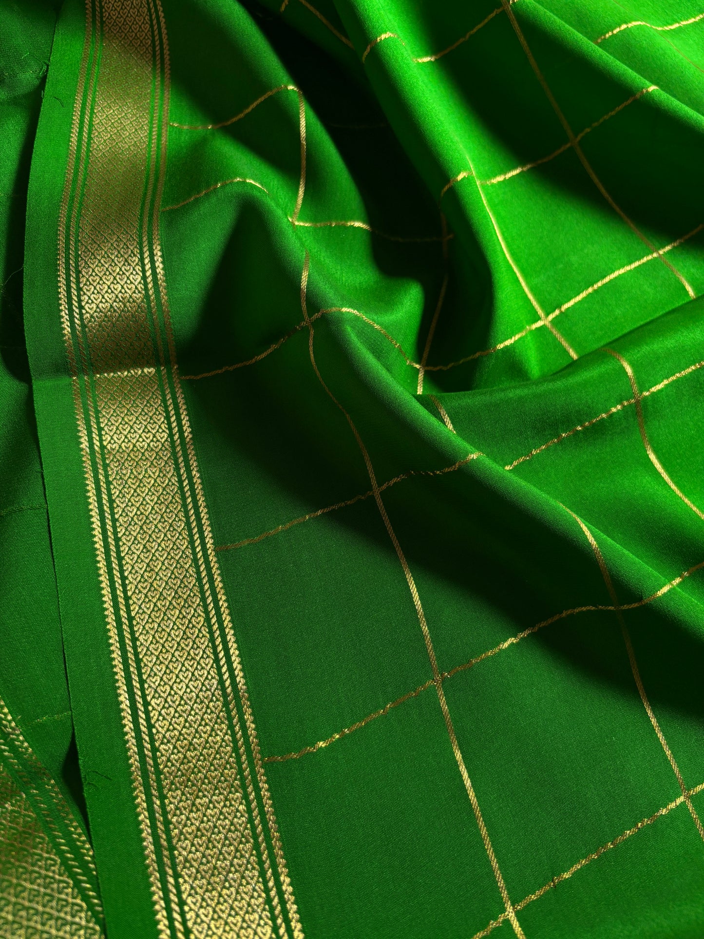 Apoorva : Solid Leaf green
