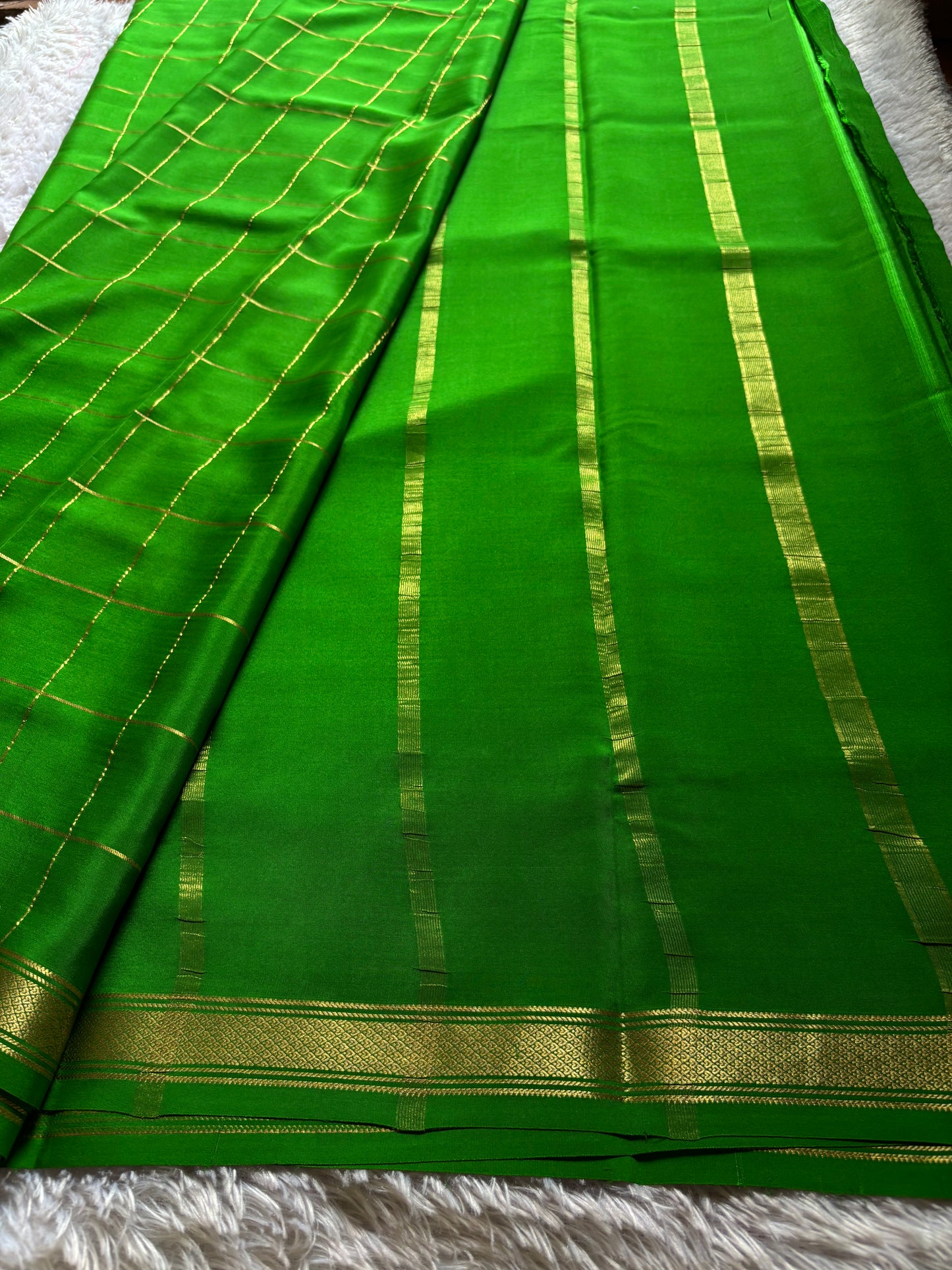Apoorva : Solid Leaf green