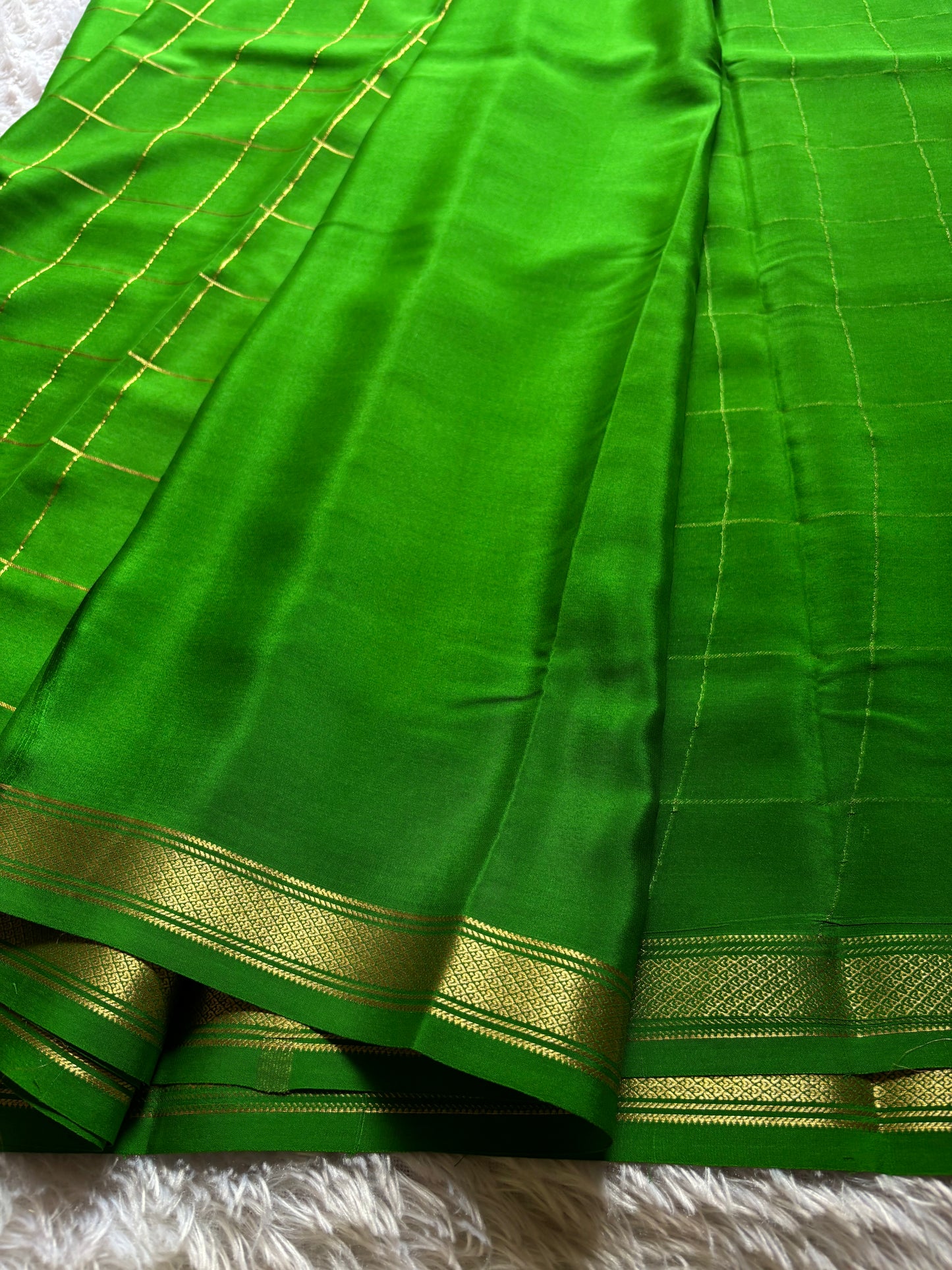 Apoorva : Solid Leaf green