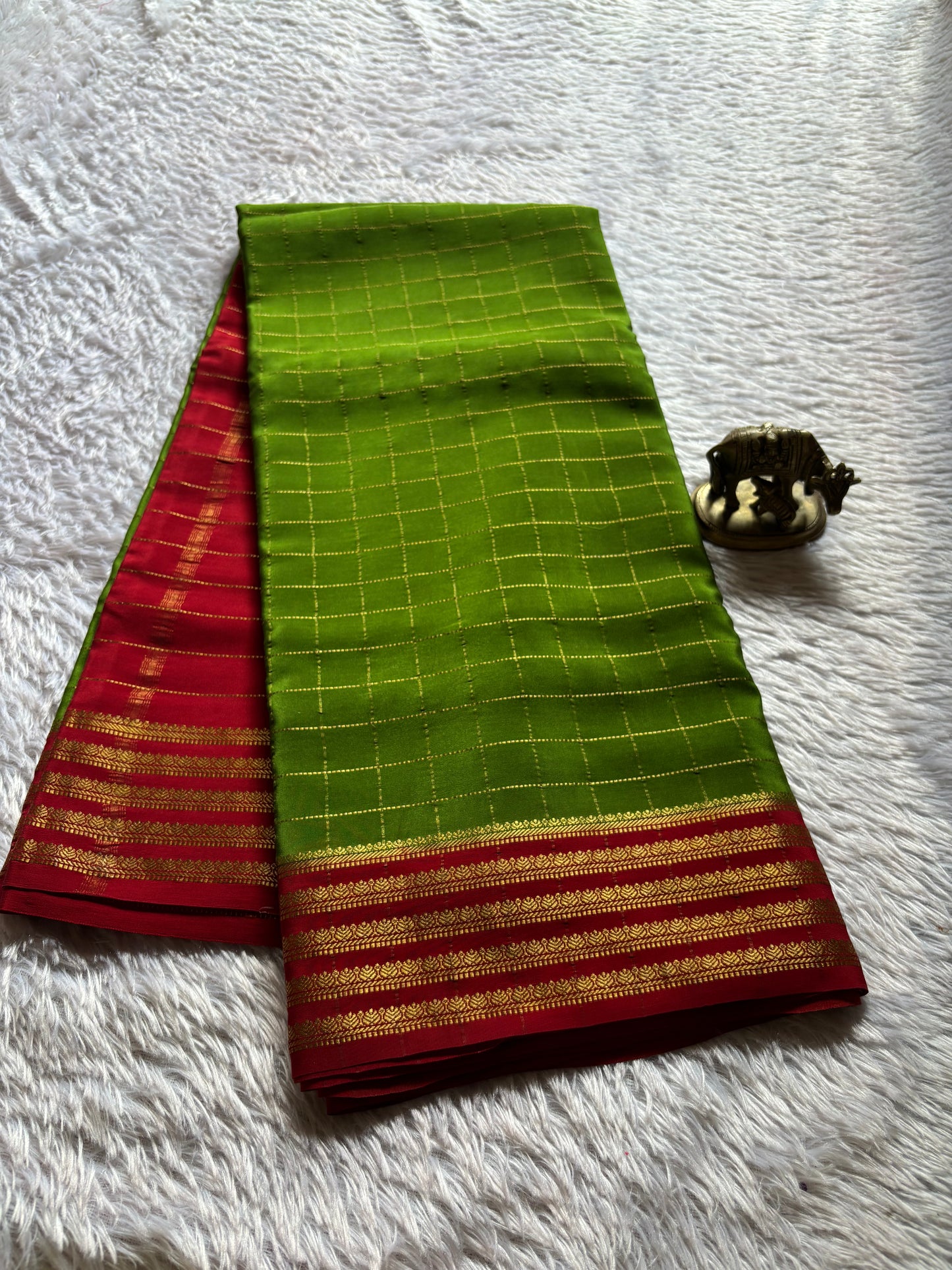 Charuni (2D) : Mehendi green-red