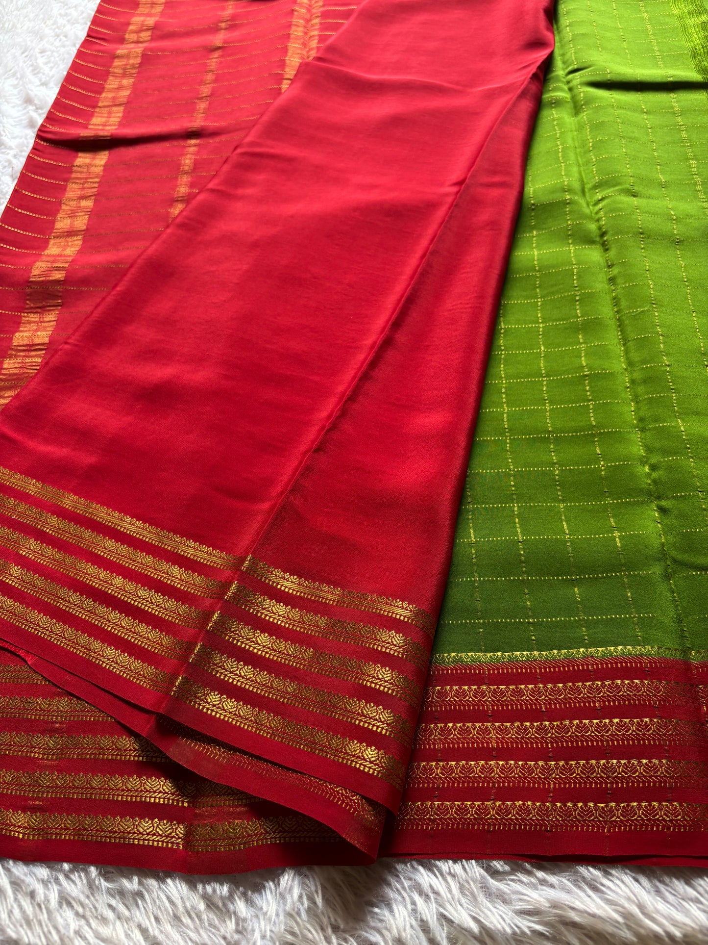 Charuni (2D) : Mehendi green-red