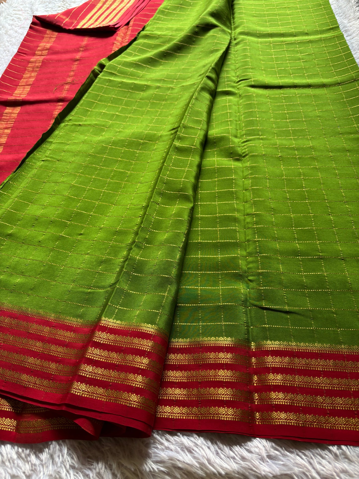Charuni (2D) : Mehendi green-red
