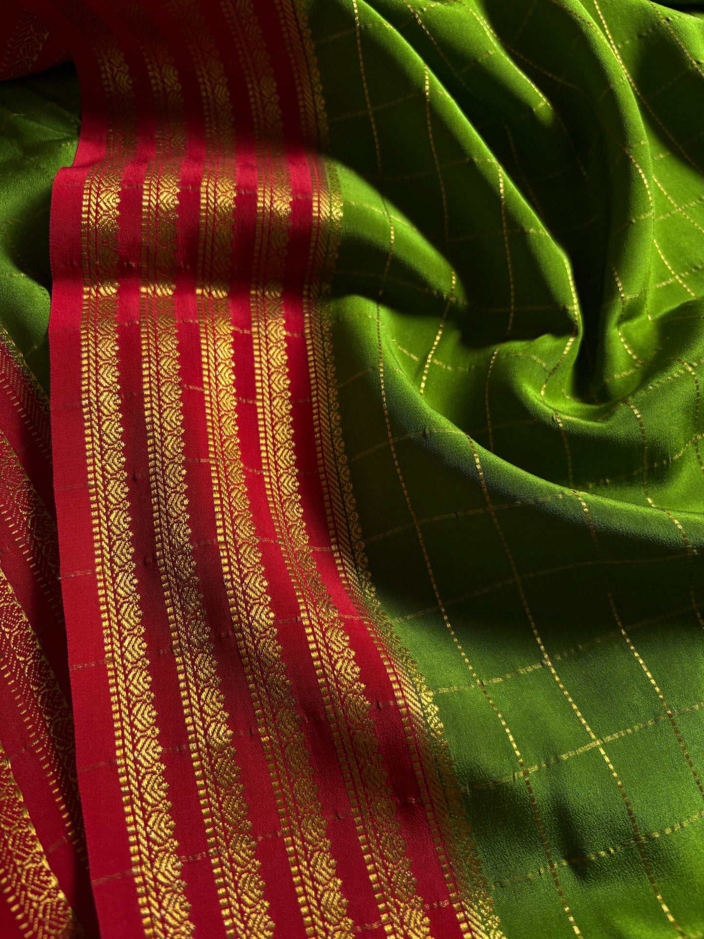Charuni (2D) : Mehendi green-red