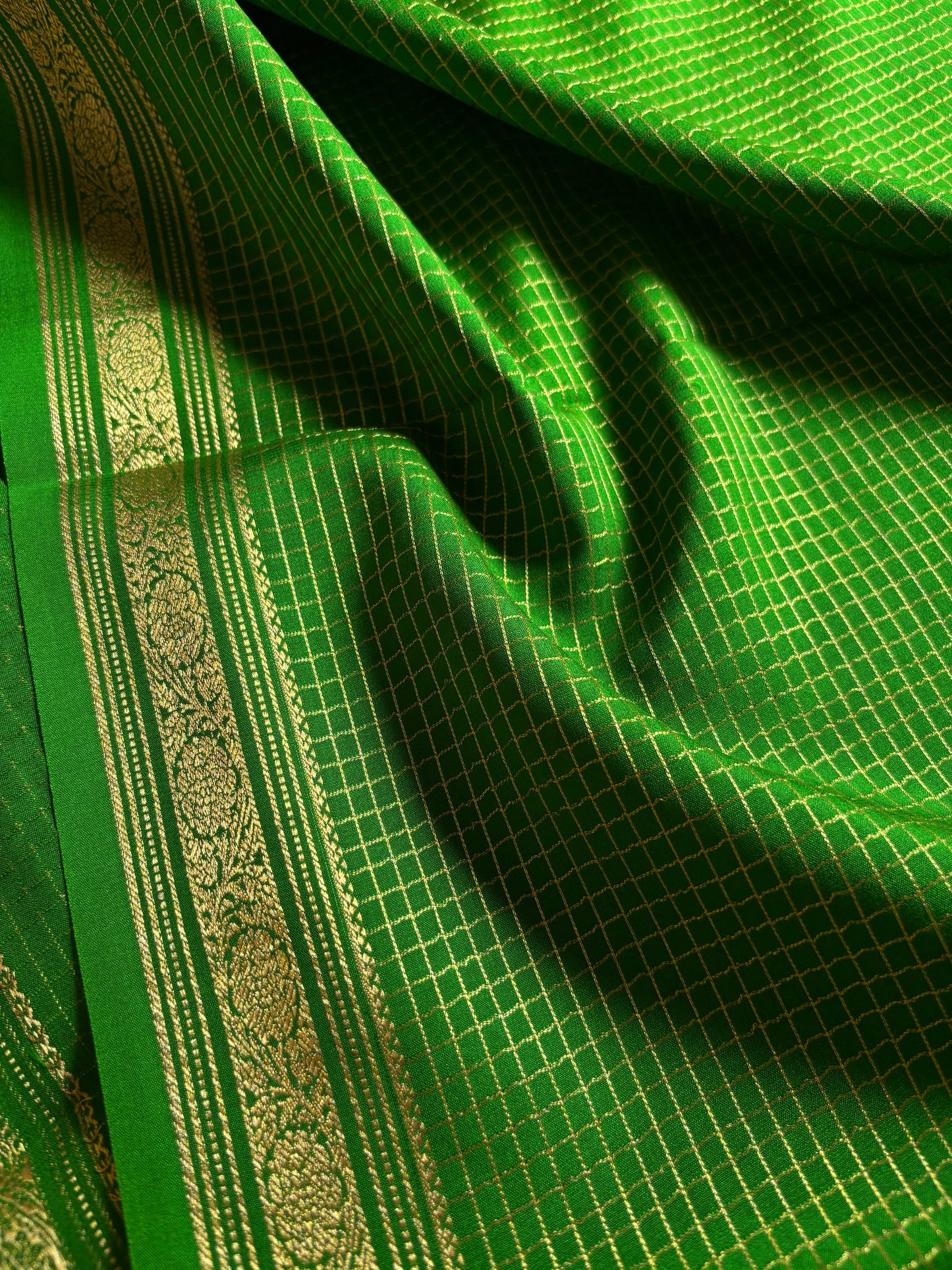 Aparna : Solid Parrot green