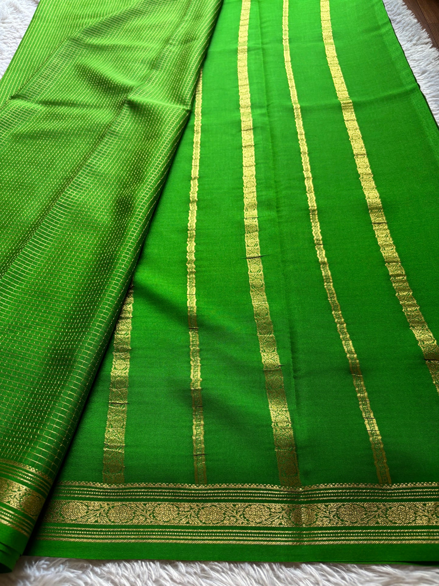 Aparna : Solid Parrot green