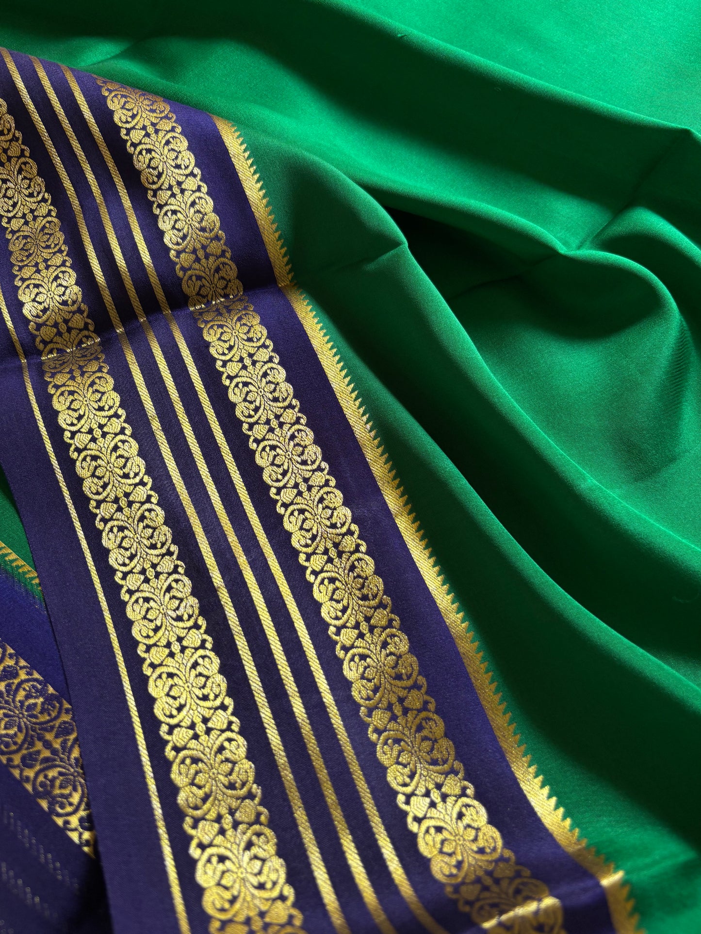 Kanchana (2D) : Emerald green-navy blue