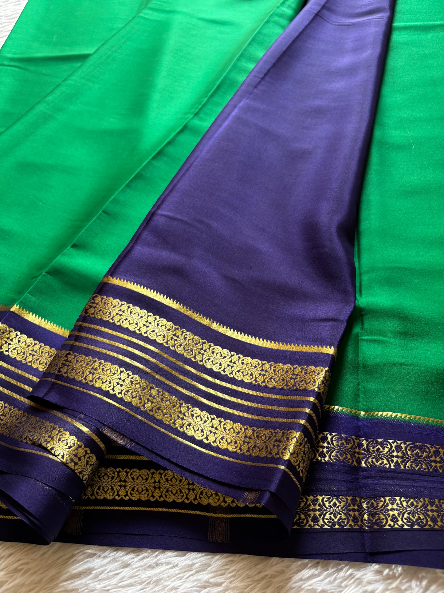 Kanchana (2D) : Emerald green-navy blue