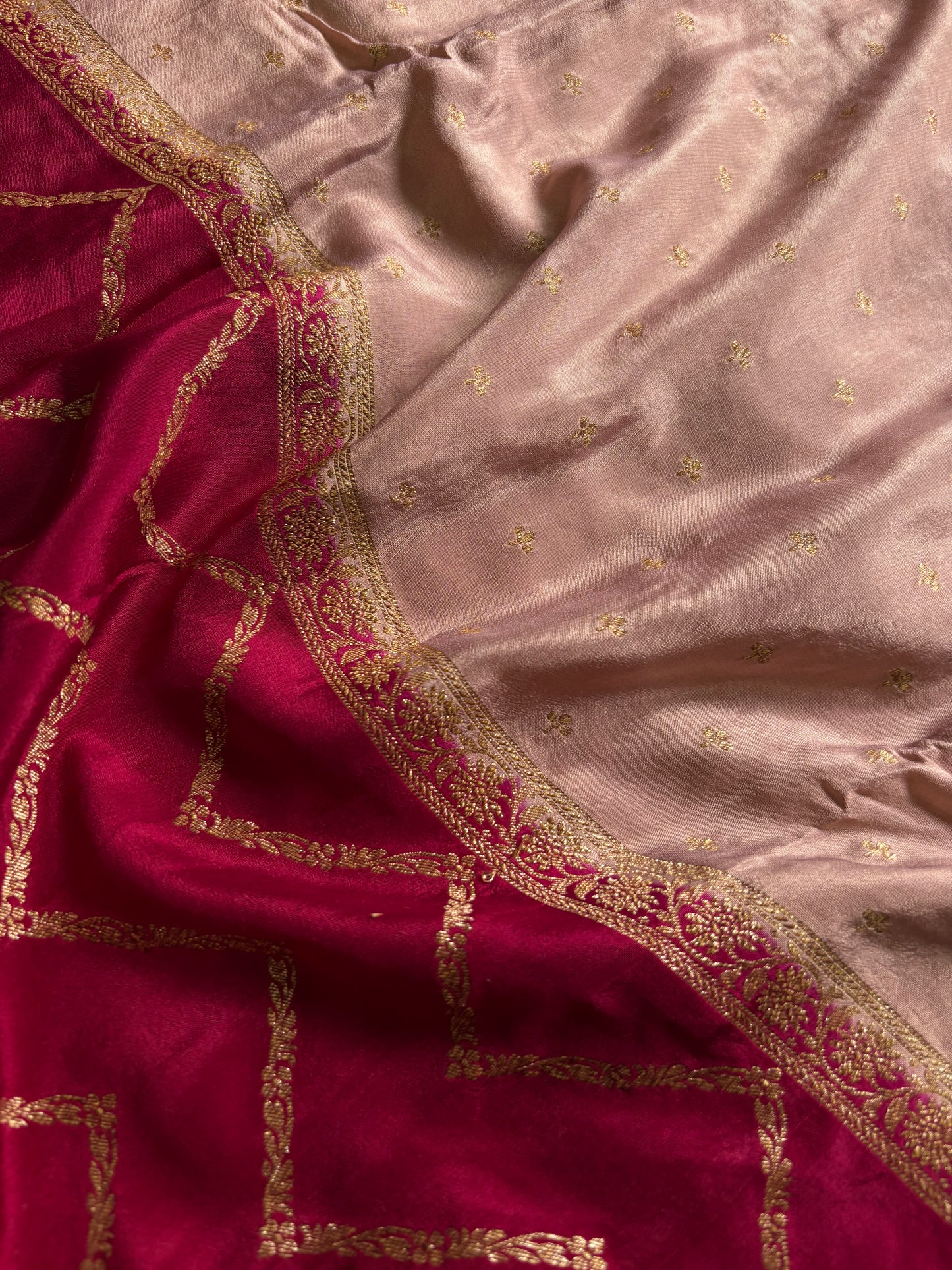 Naveena (2D) : Pinkish beige-dark pink