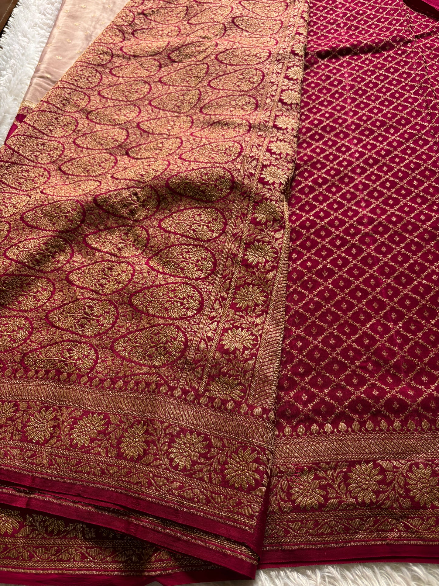 Naveena (2D) : Pinkish beige-dark pink