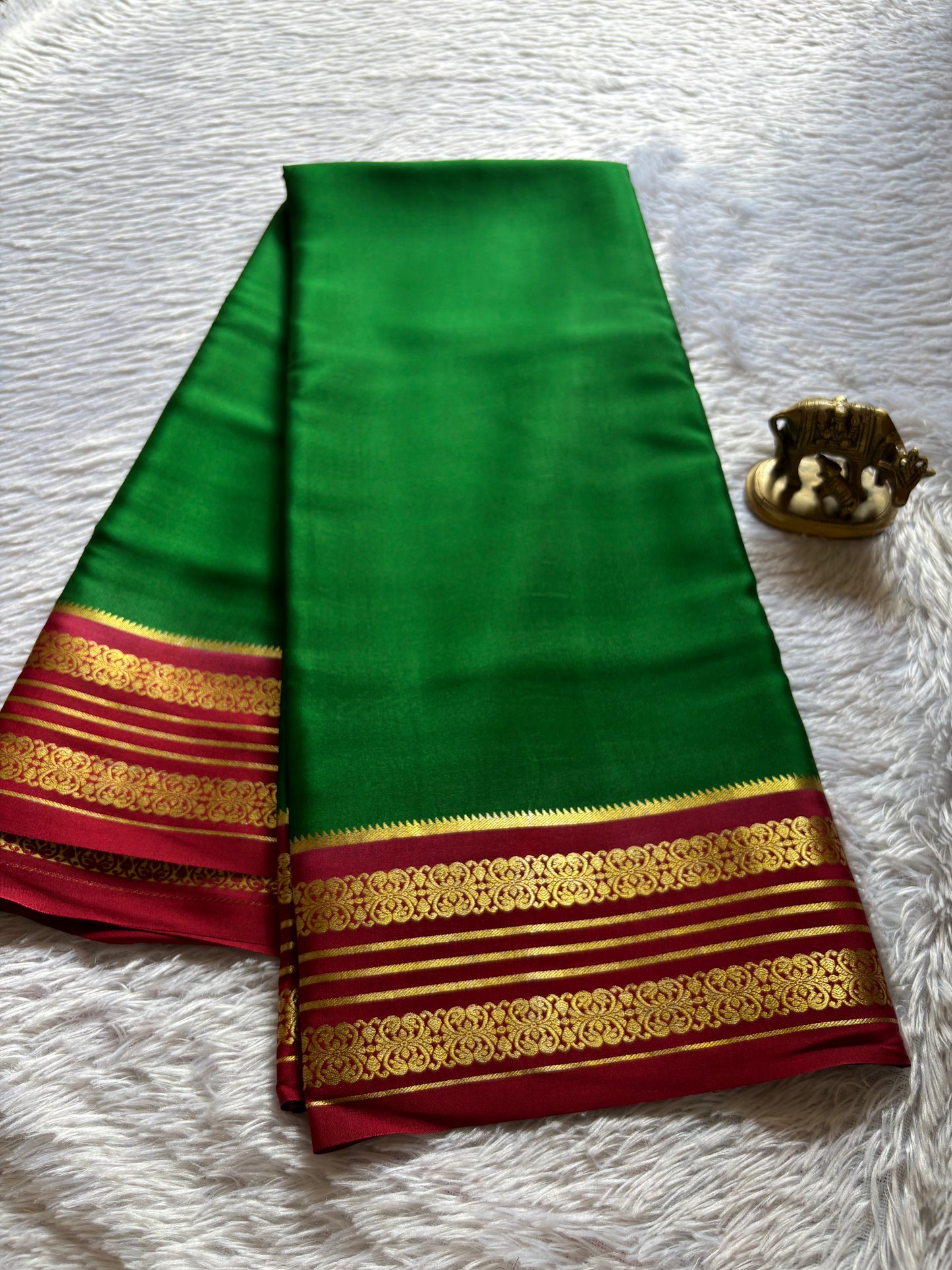 Kanchana (2D) : Bottle green-red