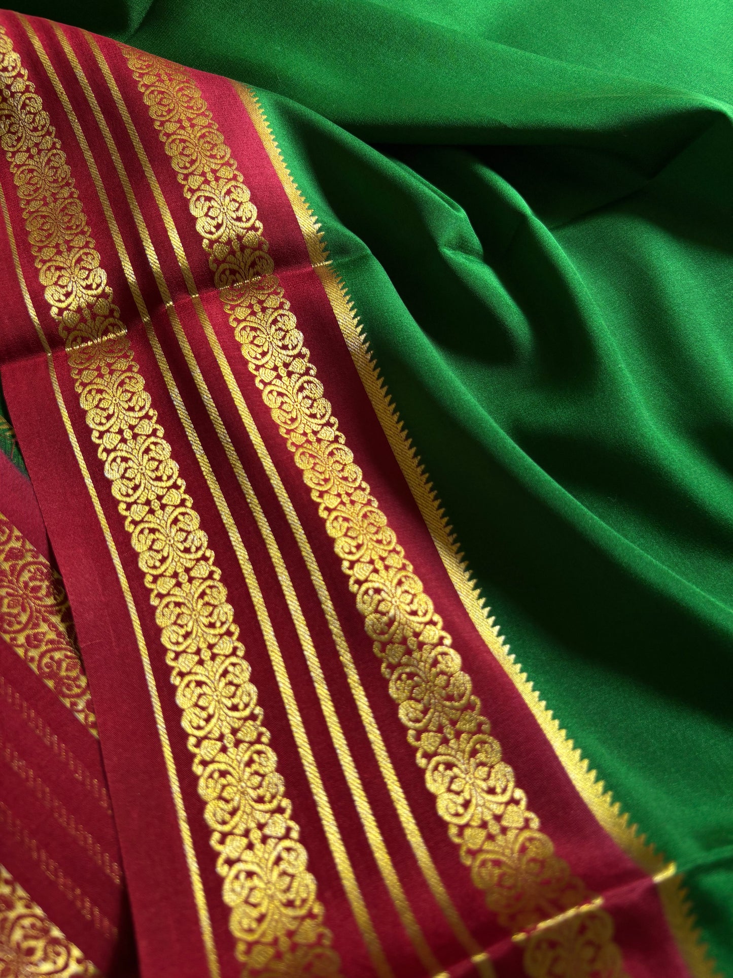 Kanchana (2D) : Bottle green-red