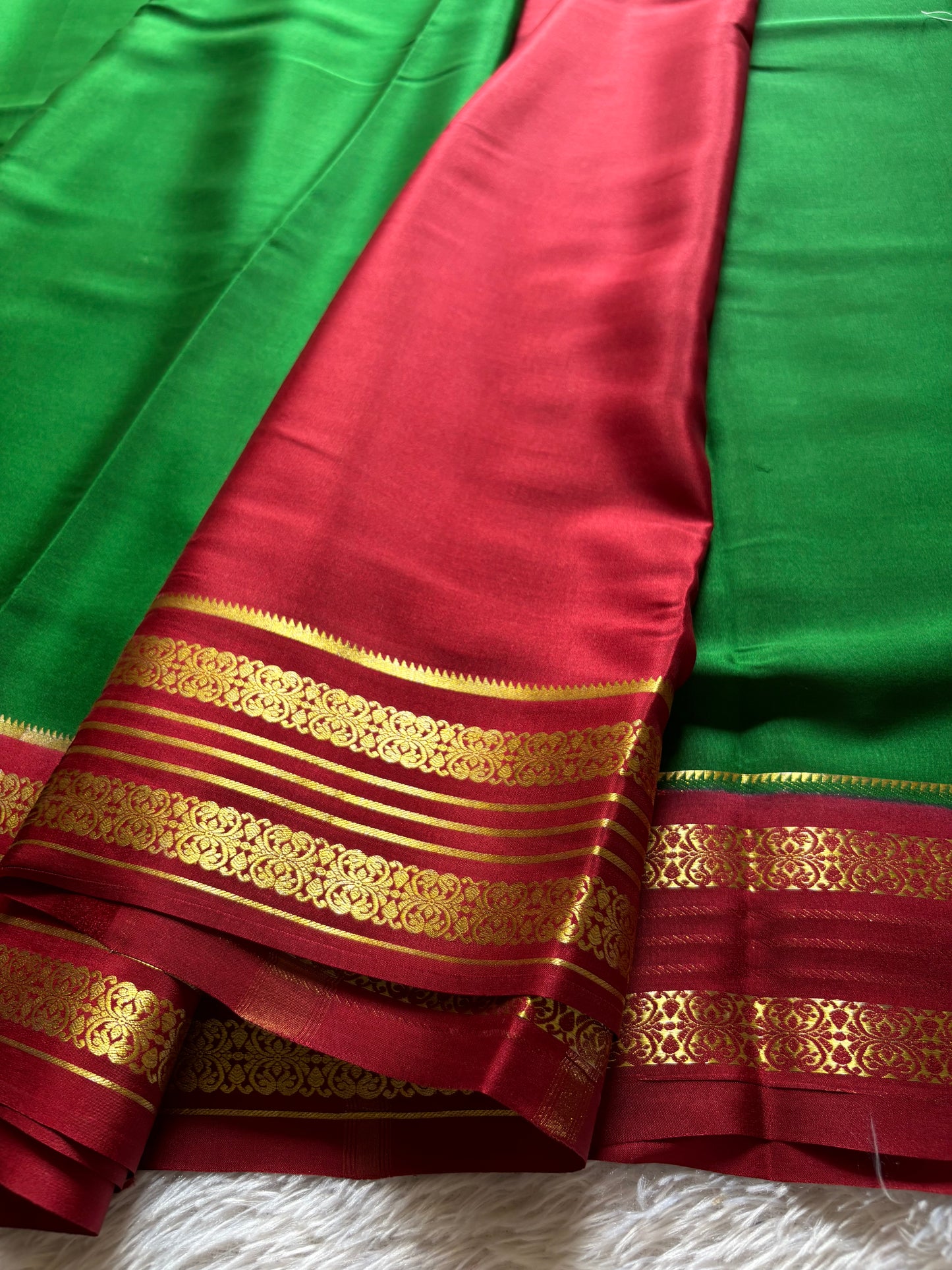Kanchana (2D) : Bottle green-red