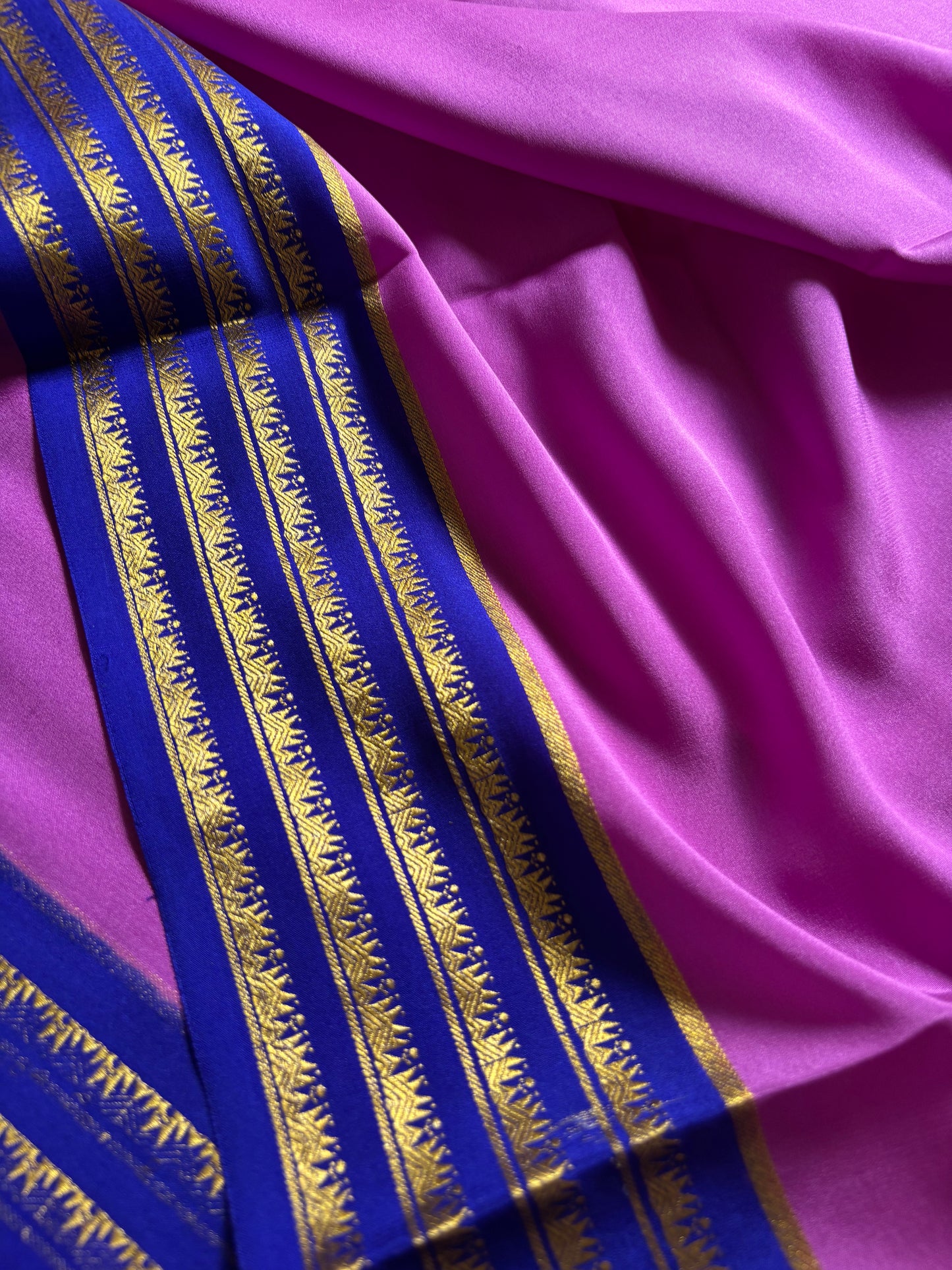 Kumuda (2D) : Magenta-royal blue