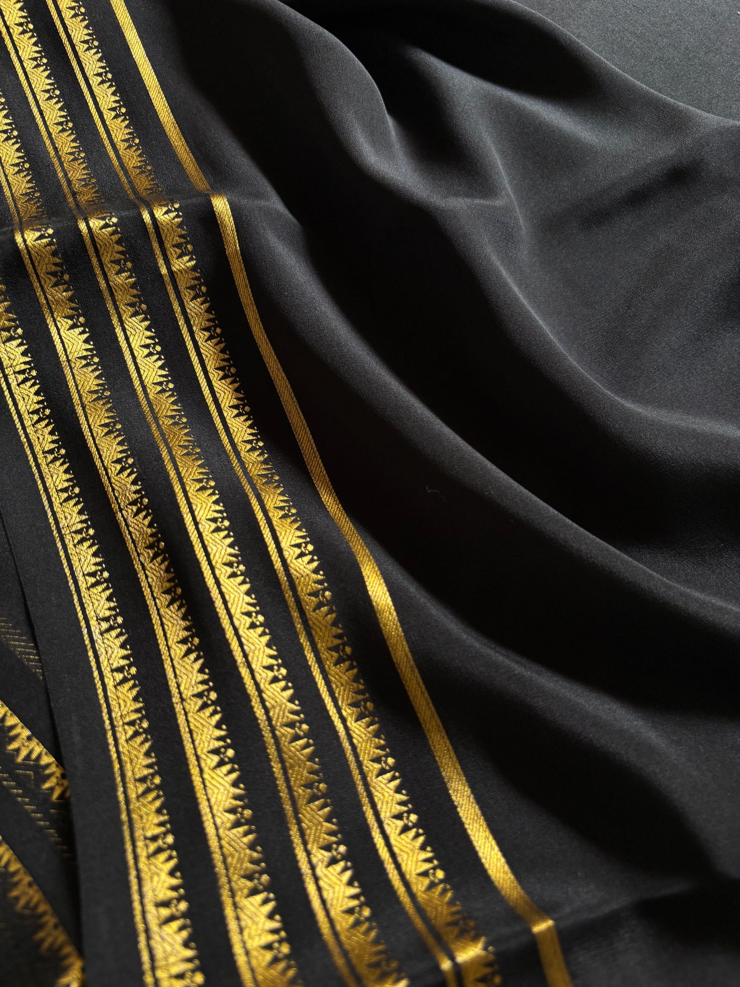 Kumuda : Solid Black
