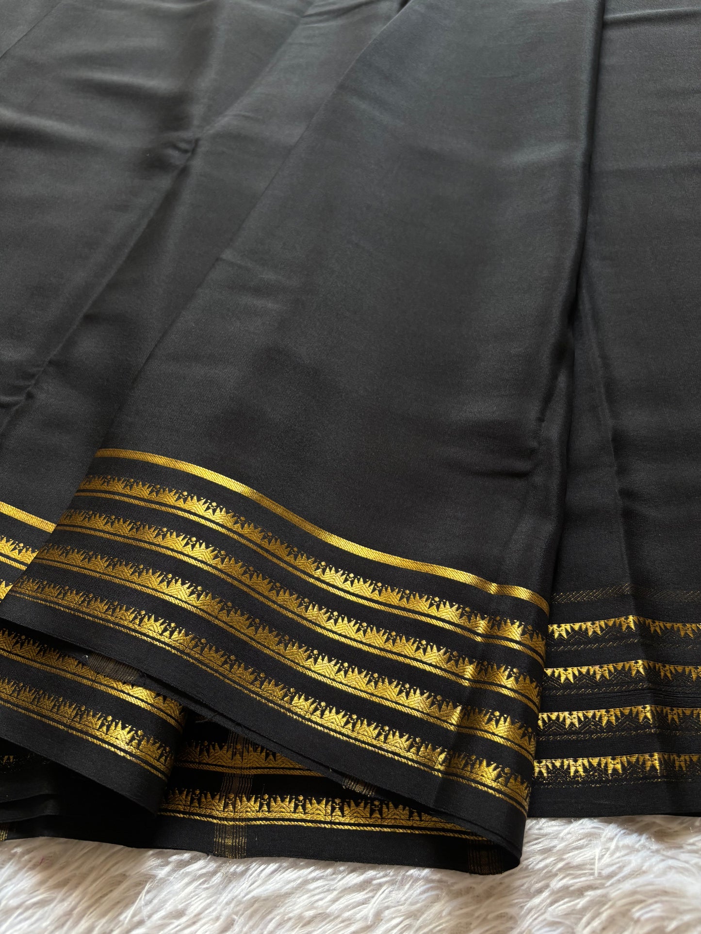 Kumuda : Solid Black