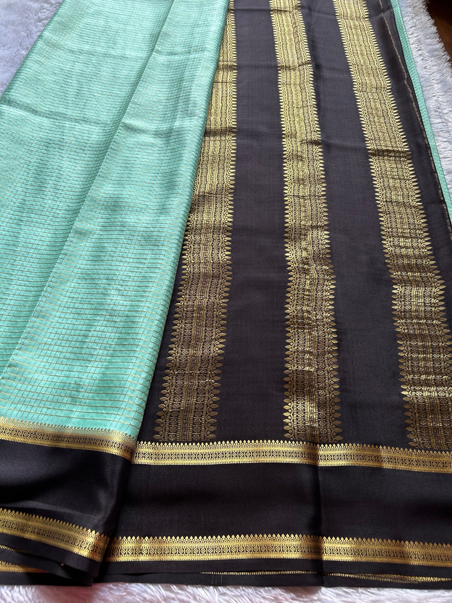 Himani (2D) : Aqua blue-black