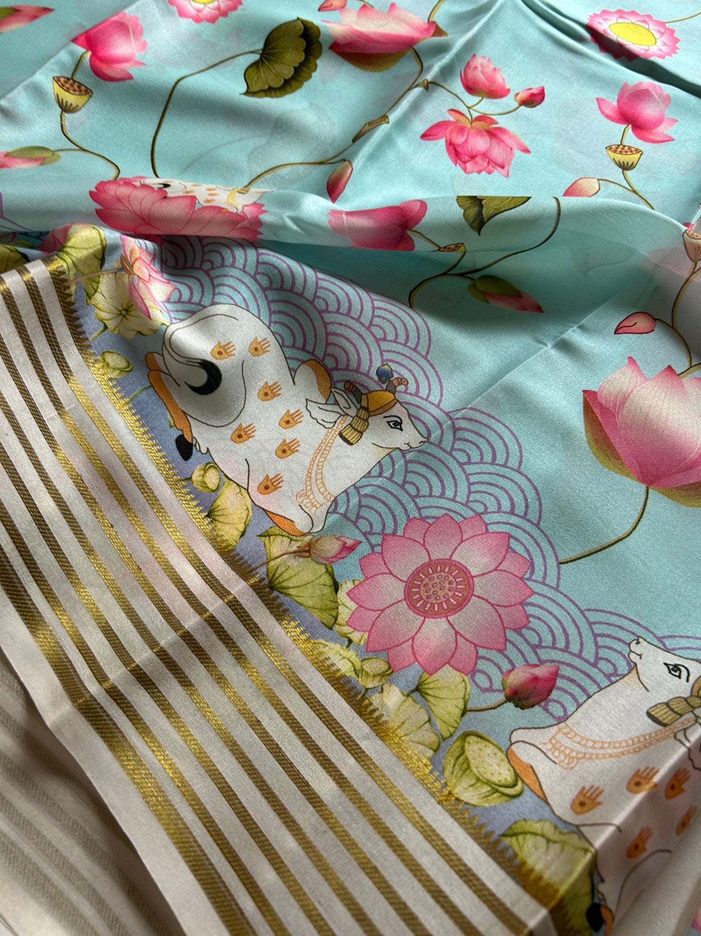 Kamala (2D) : Light blue-off white
