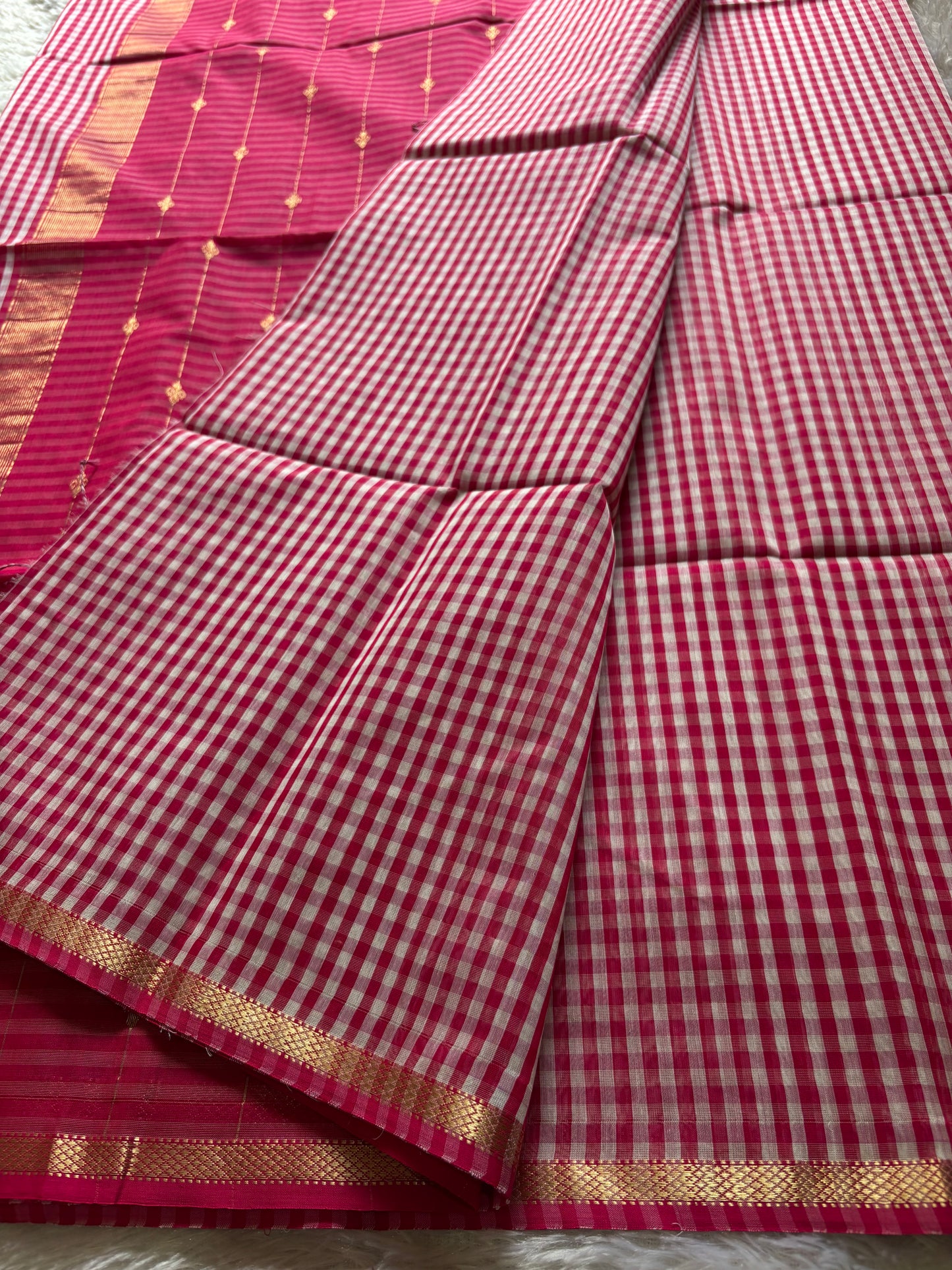 Chandini (2D) : Deep pink-off white