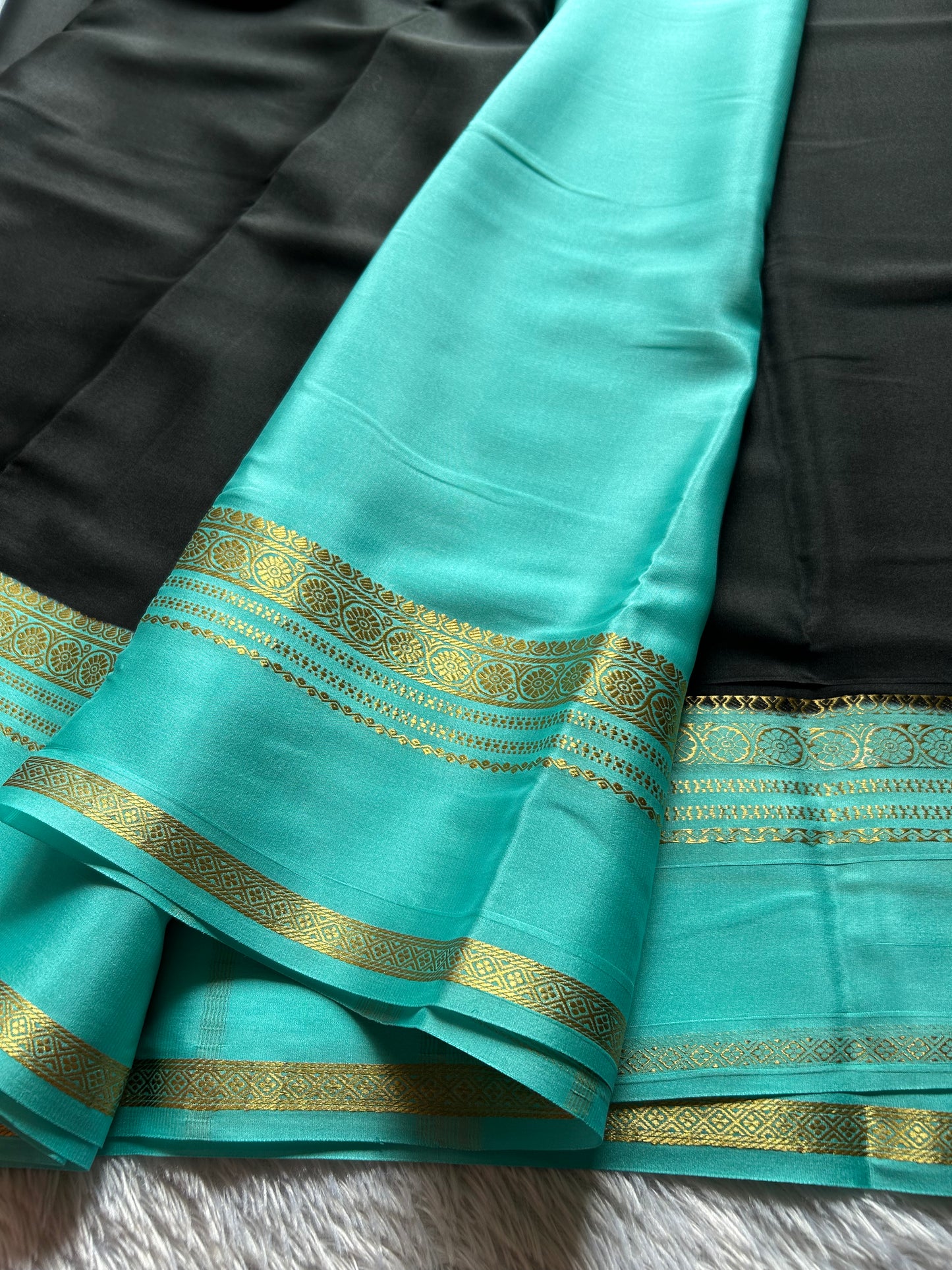 Daamini (2D) : Black-sea blue