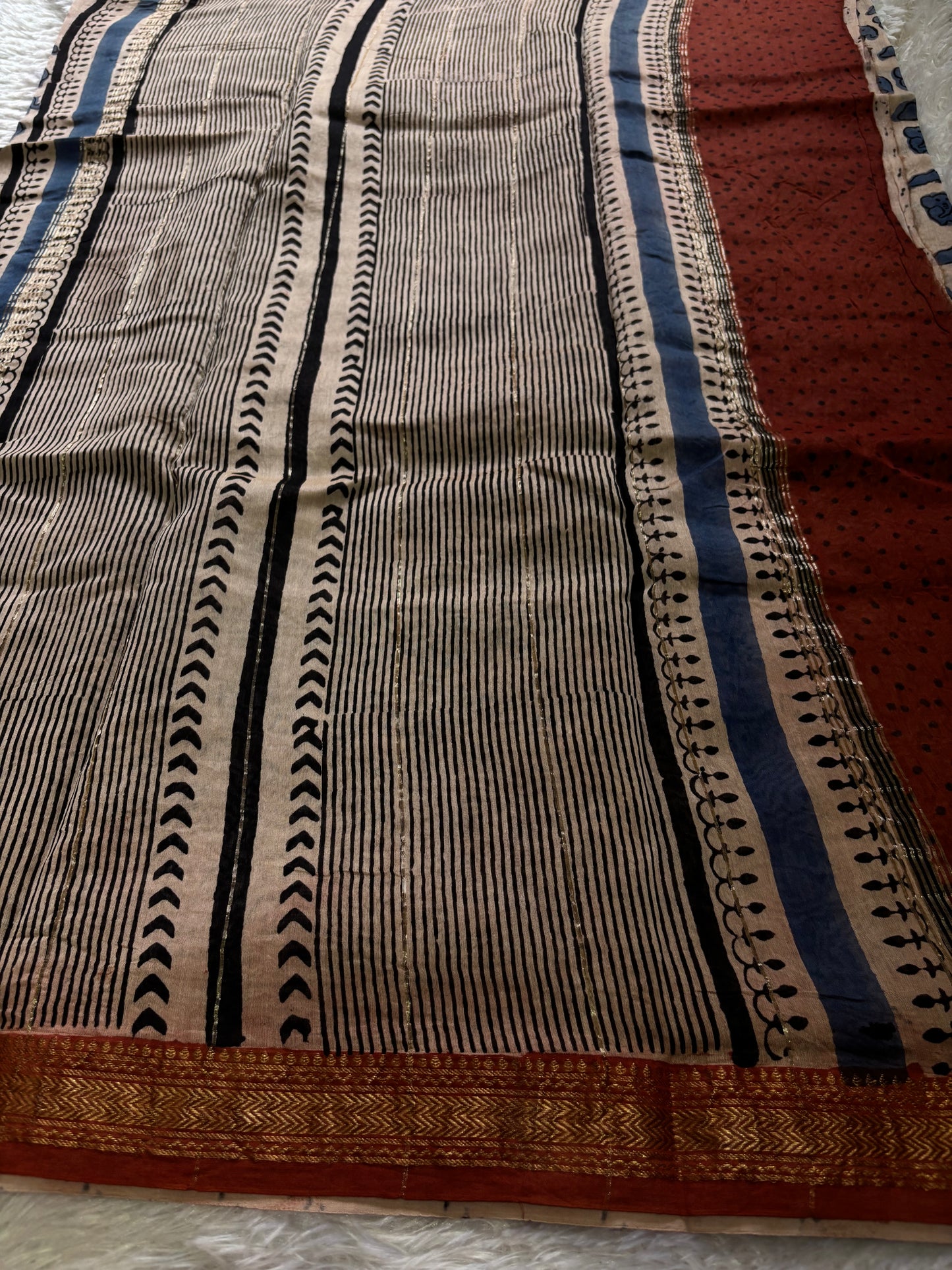 Maheshwari (2D) : Off white-maroon
