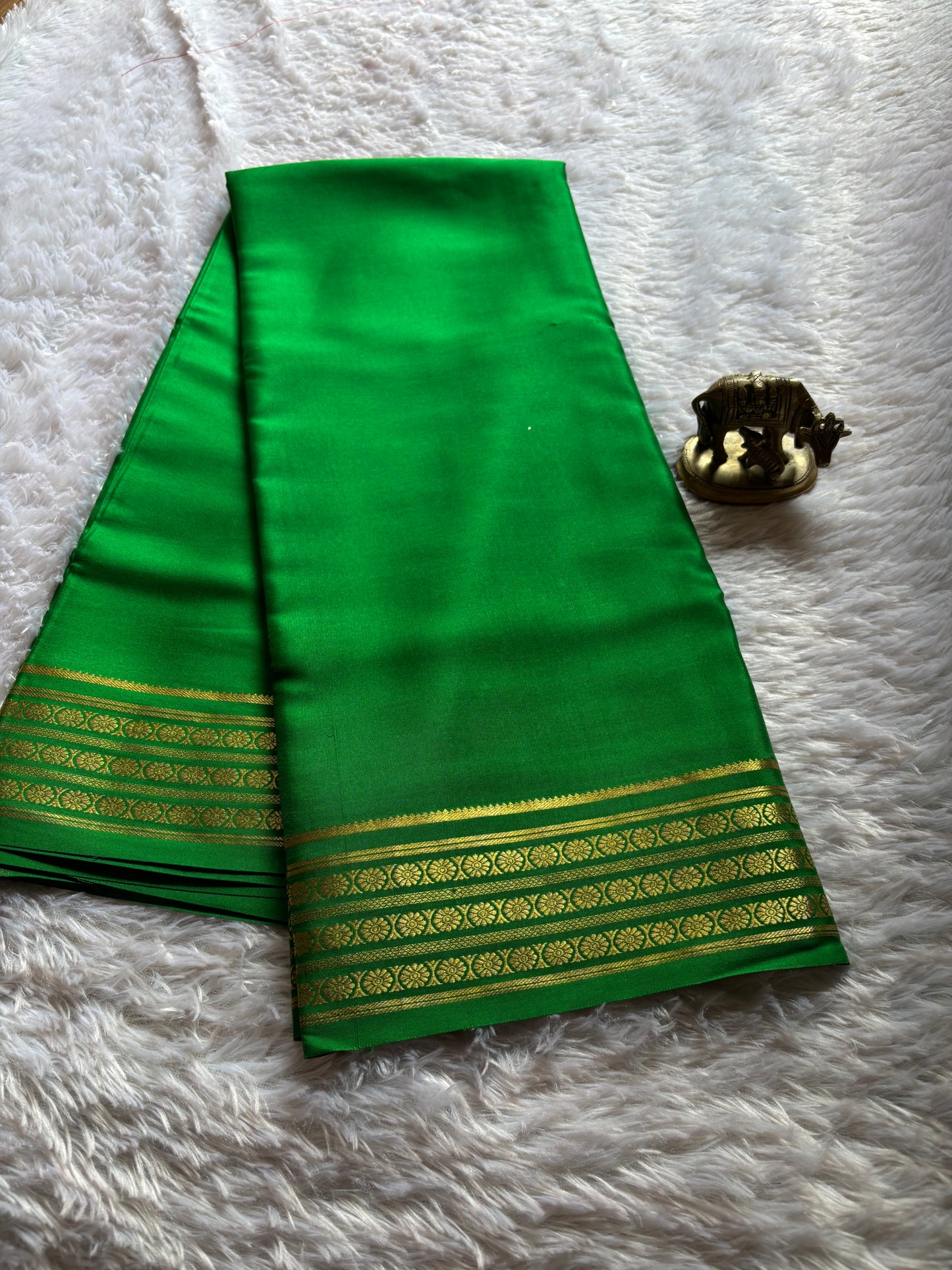 Pushpa : Solid Leaf green
