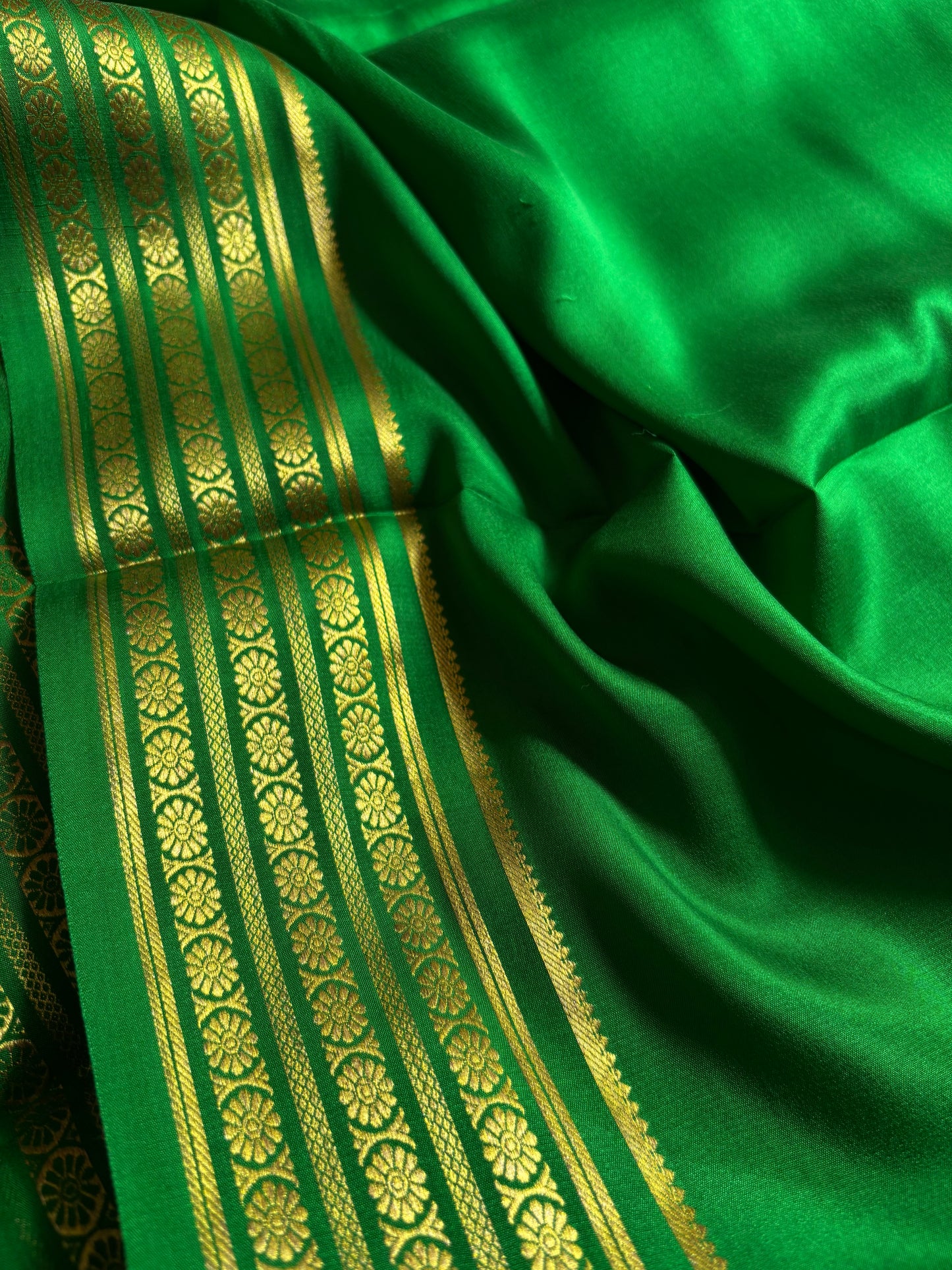 Pushpa : Solid Leaf green