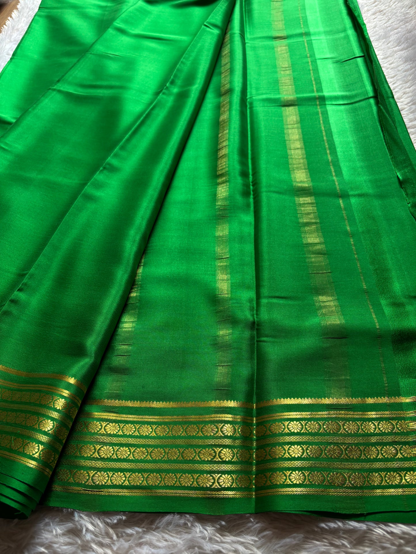 Pushpa : Solid Leaf green