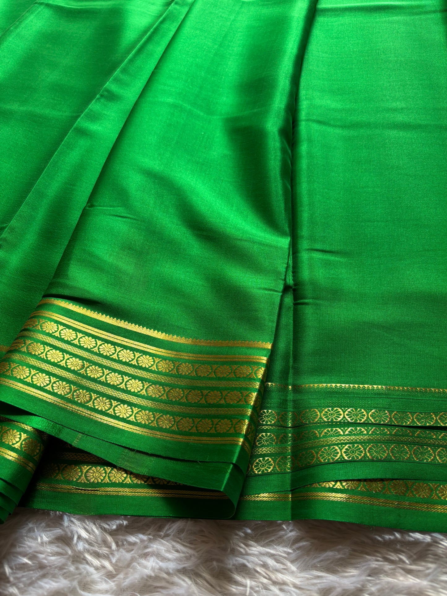 Pushpa : Solid Leaf green