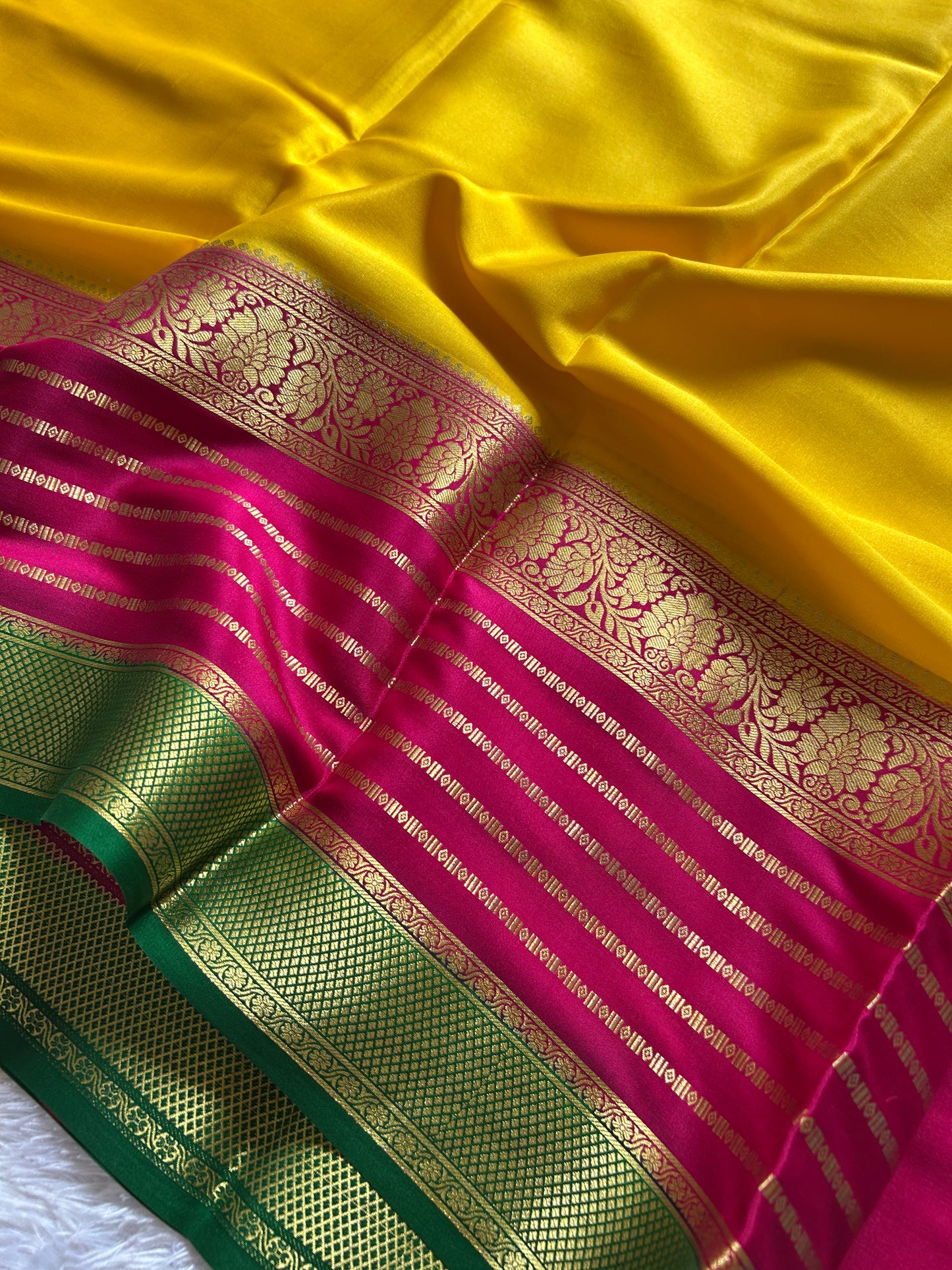 Sindhu  (3D) : Golden yellow-pink-green