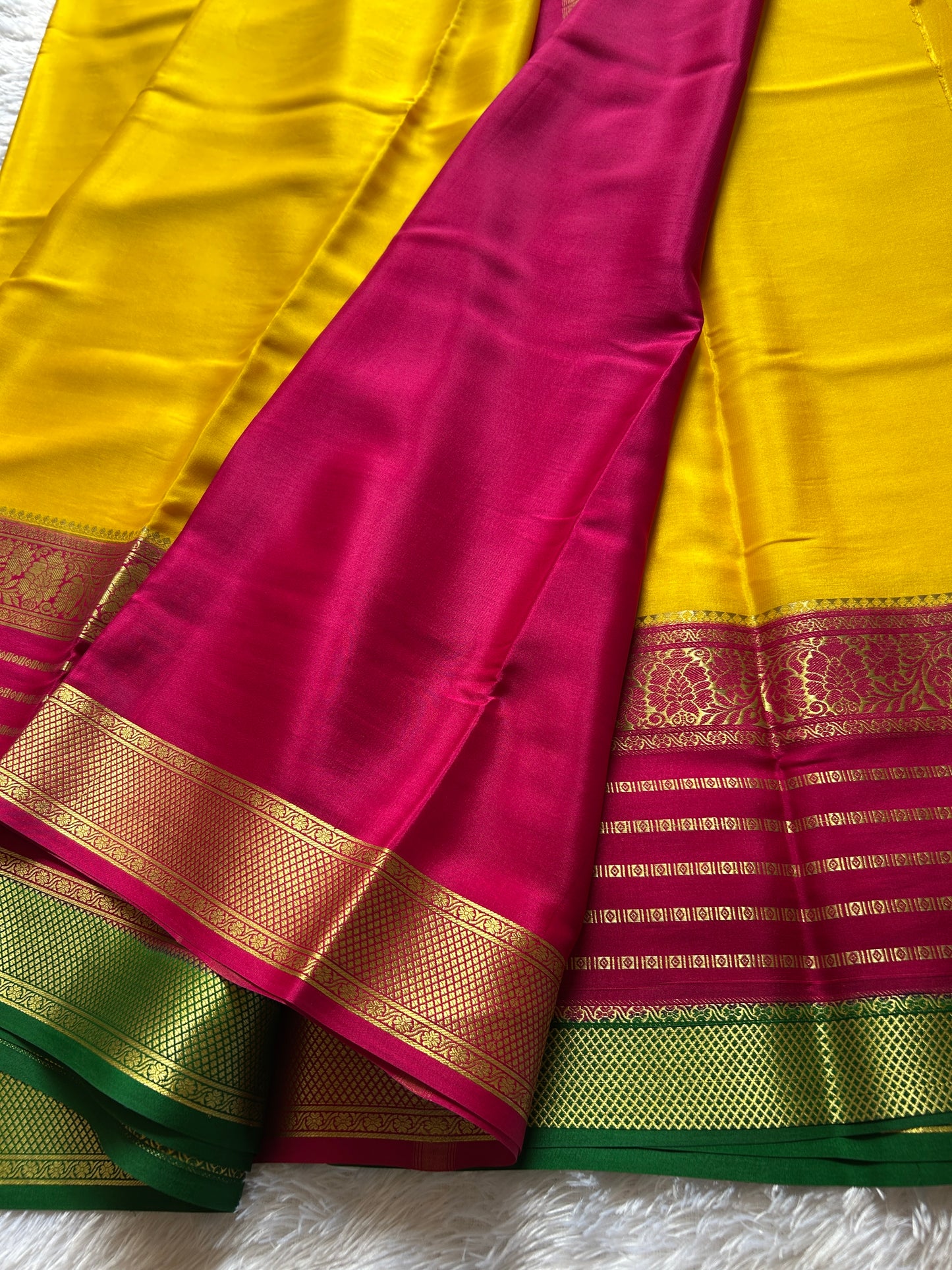 Sindhu  (3D) : Golden yellow-pink-green